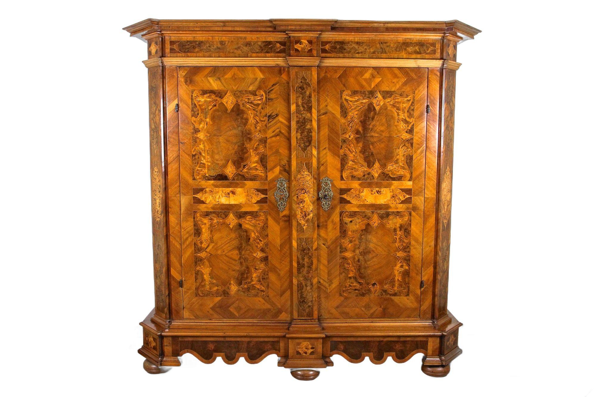 Bemerkenswerter Barockschrank aus Nussbaumholz aus dem 18. Jahrhundert, Österreich um 1770. Dieser absolut kunstvoll gefertigte Barockschrank gehörte zum Inventar eines privaten Schlosses - genauer gesagt der Kapelle. Die aufwändig gesetzten