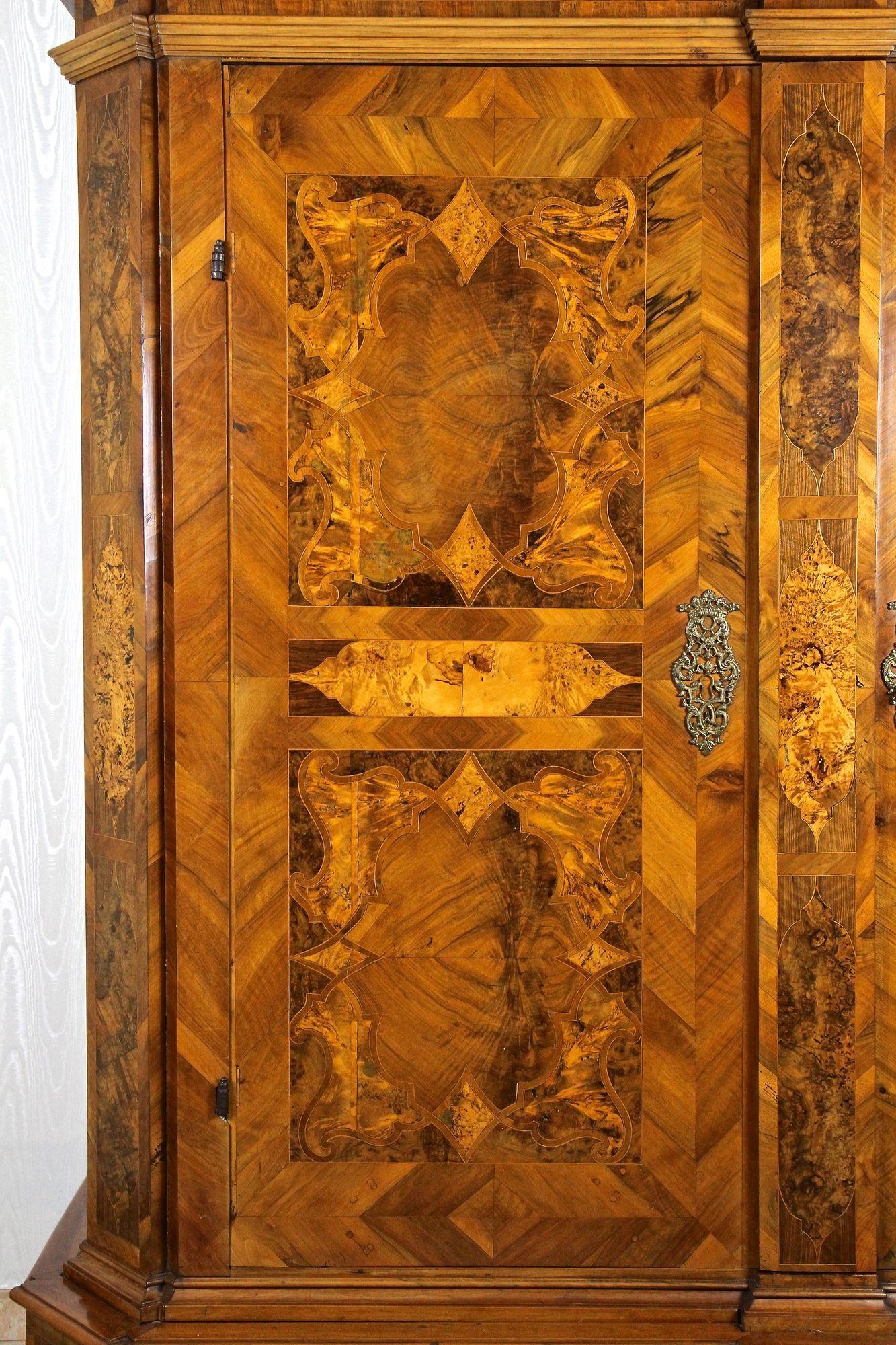 Barockschrank aus Nussbaumholz mit Intarsien aus dem 18. Jahrhundert, Österreich ca. 1770 (Österreichisch) im Angebot