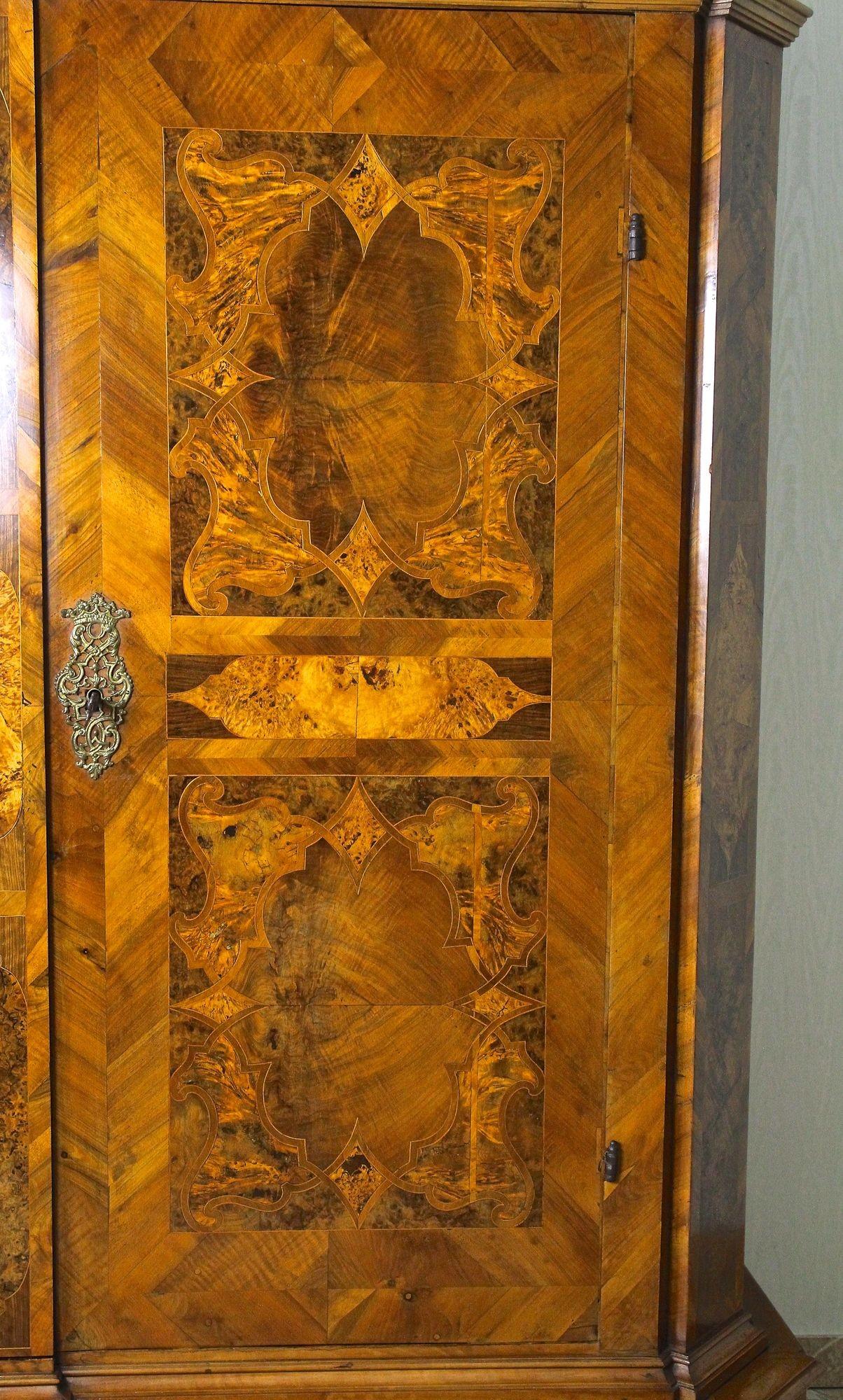 Barockschrank aus Nussbaumholz mit Intarsien aus dem 18. Jahrhundert, Österreich ca. 1770 im Zustand „Gut“ im Angebot in Lichtenberg, AT