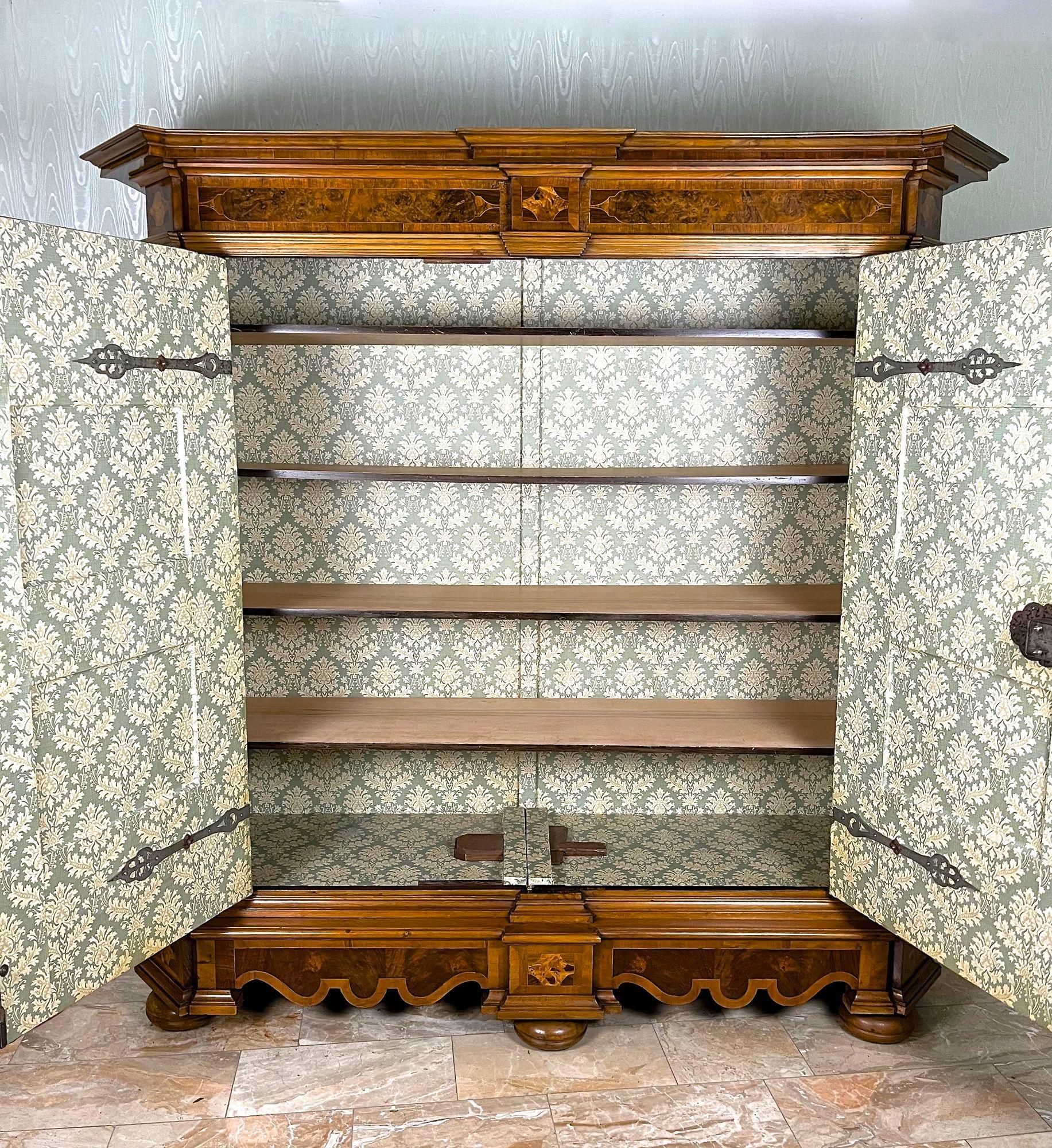 Barockschrank aus Nussbaumholz mit Intarsien aus dem 18. Jahrhundert, Österreich ca. 1770 (Ahornholz) im Angebot