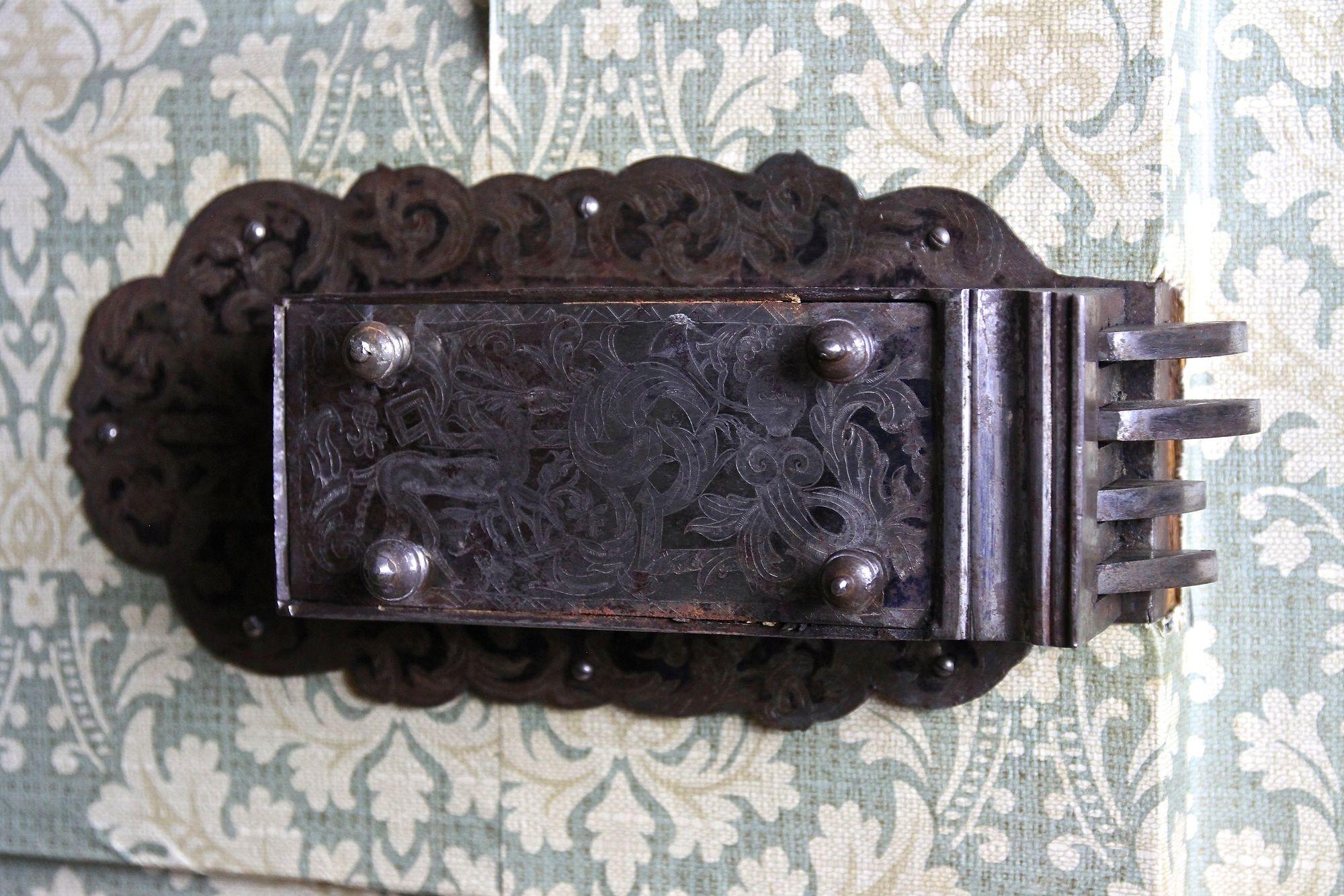 Barockschrank aus Nussbaumholz mit Intarsien aus dem 18. Jahrhundert, Österreich ca. 1770 im Angebot 1