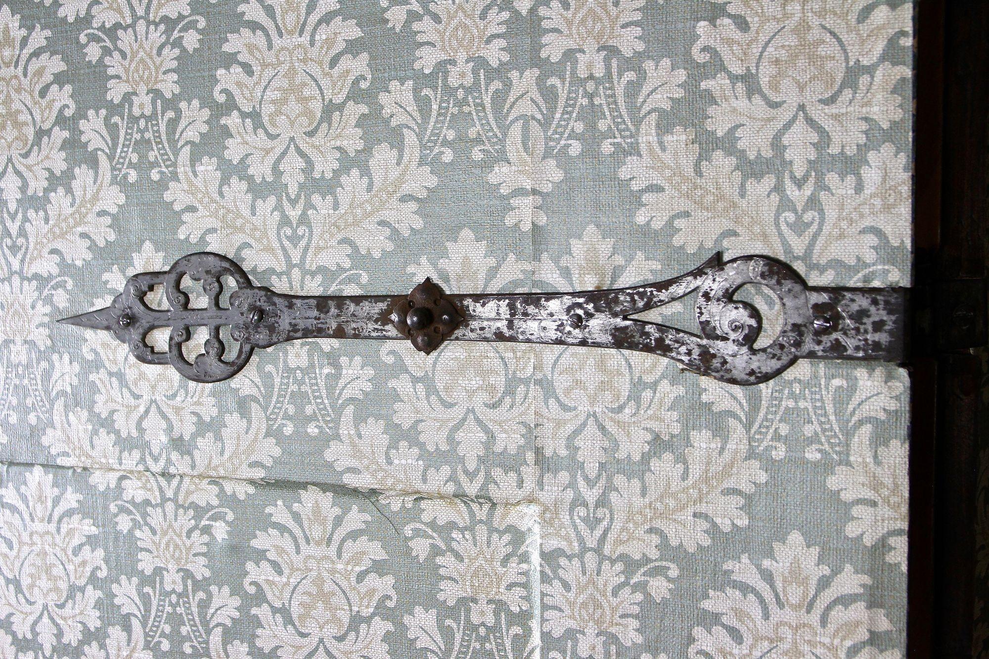 Barockschrank aus Nussbaumholz mit Intarsien aus dem 18. Jahrhundert, Österreich ca. 1770 im Angebot 3