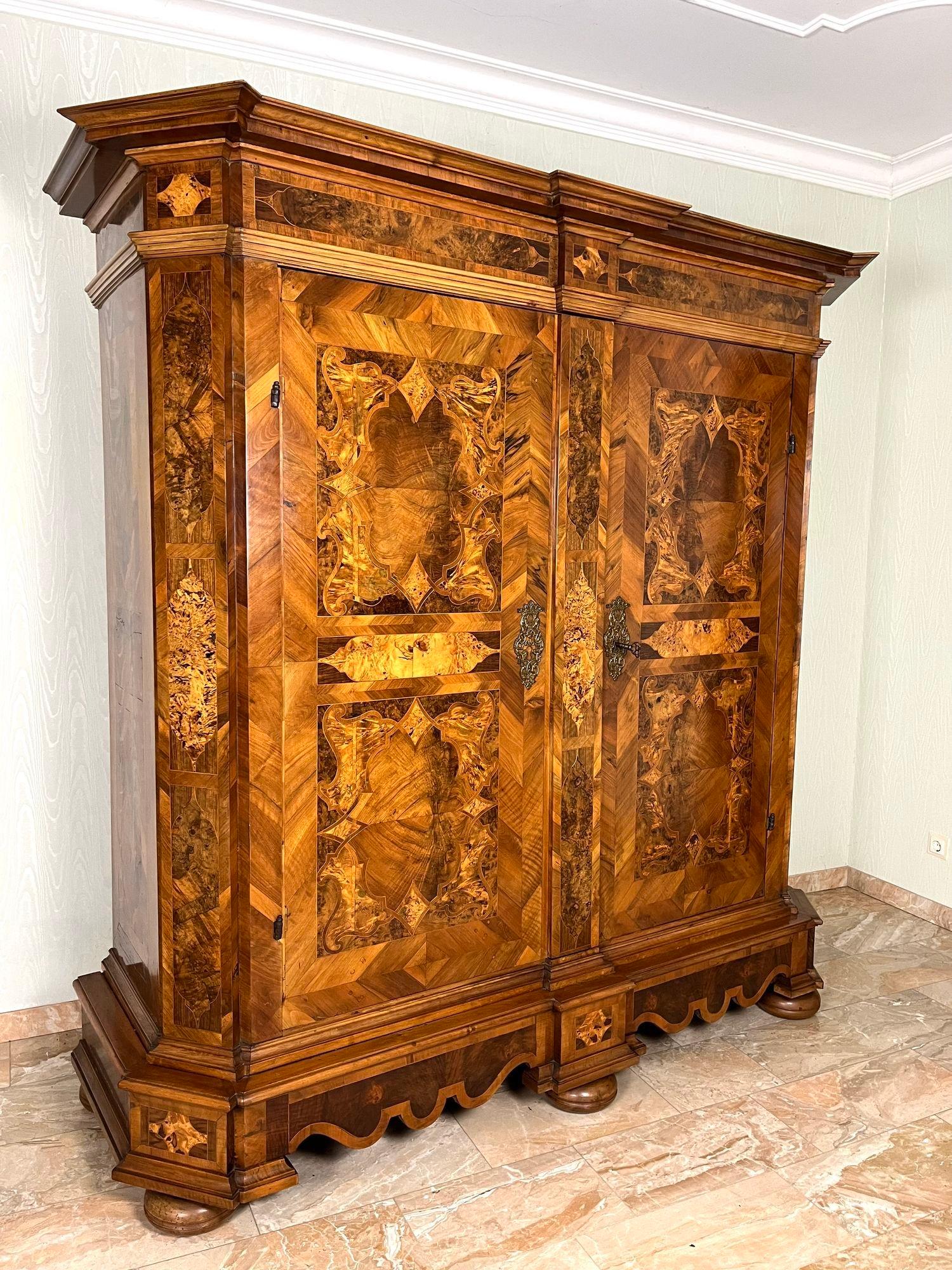 Barockschrank aus Nussbaumholz mit Intarsien aus dem 18. Jahrhundert, Österreich ca. 1770 im Angebot 4