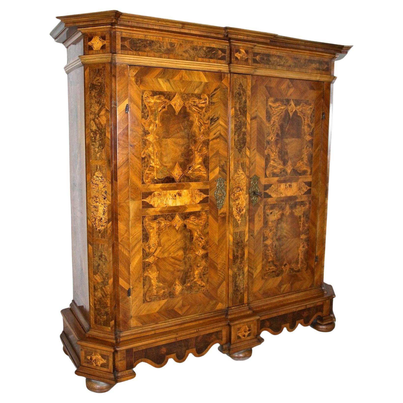 Barockschrank aus Nussbaumholz mit Intarsien aus dem 18. Jahrhundert, Österreich ca. 1770