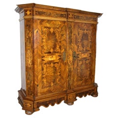 Barockschrank aus Nussbaumholz mit Intarsien aus dem 18. Jahrhundert, Österreich ca. 1770