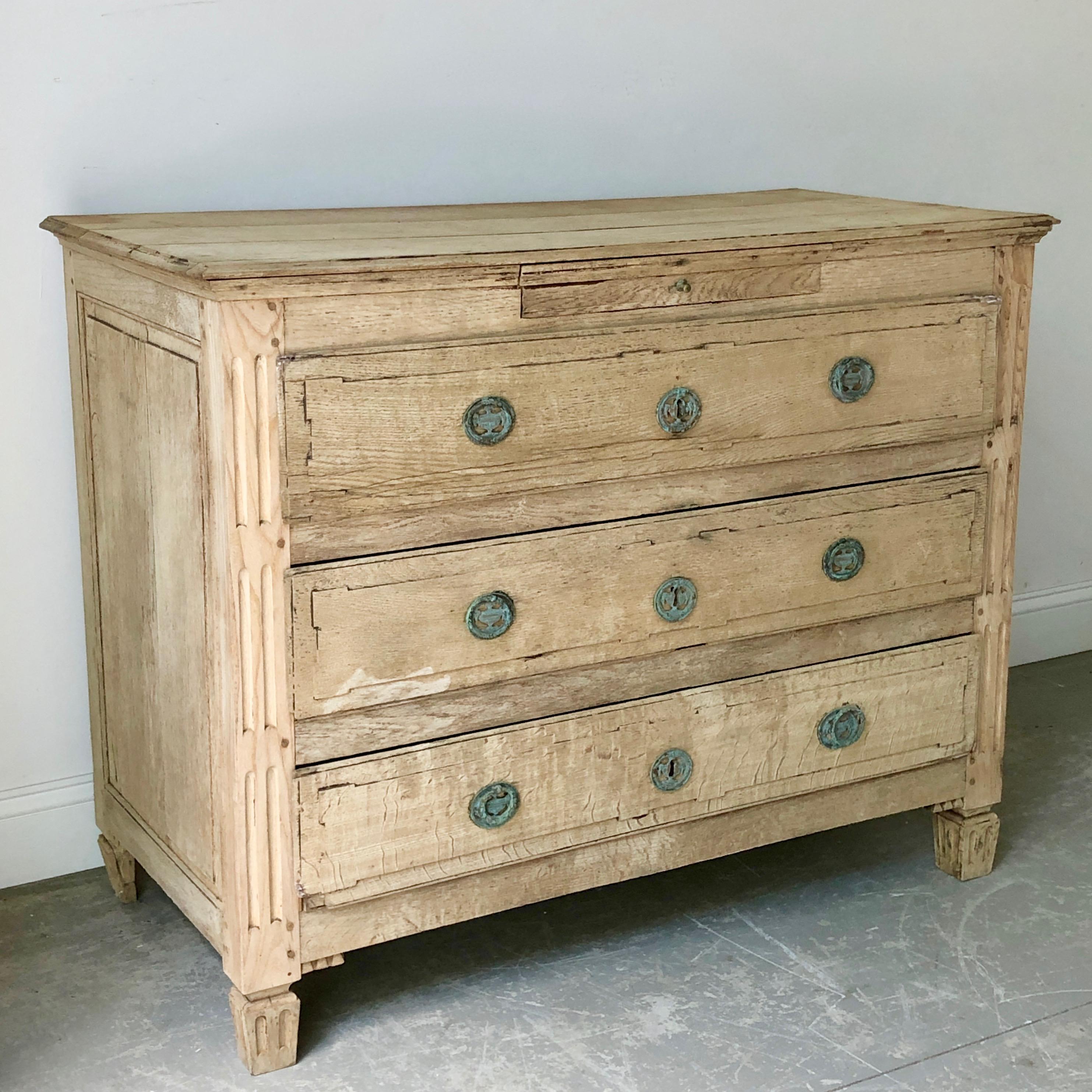 18th century oak bleached commode with three large drawers below one small unusual small drawer, reeded side post, tapered carved feet. Charming old piece for any your decor.
Here are few examples, surprising pieces and objects, authentic,
