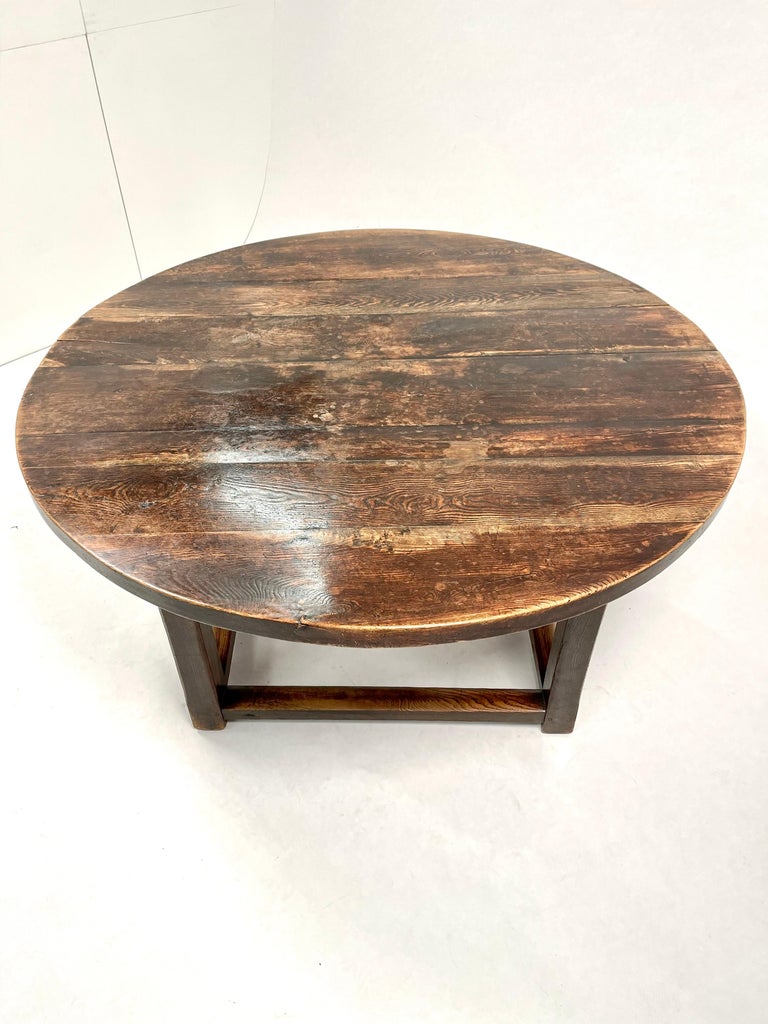 Superb quality late 18th century, rustic solid oak breakfast, dining or center table, with sober, modern lines.
Wonderful polished original patina.
England.