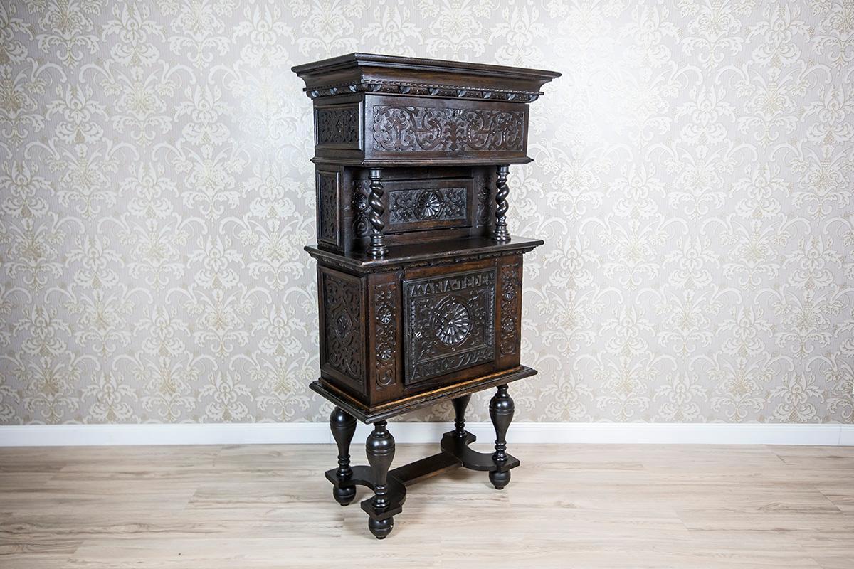 We present you this unique cabinet, circa 1745, made of solid oak wood.
The form and ornamentation reflect that of Dutch Mannerism.
This piece of furniture is composed of a high base on turned legs, connected with stretchers, and an upper section in
