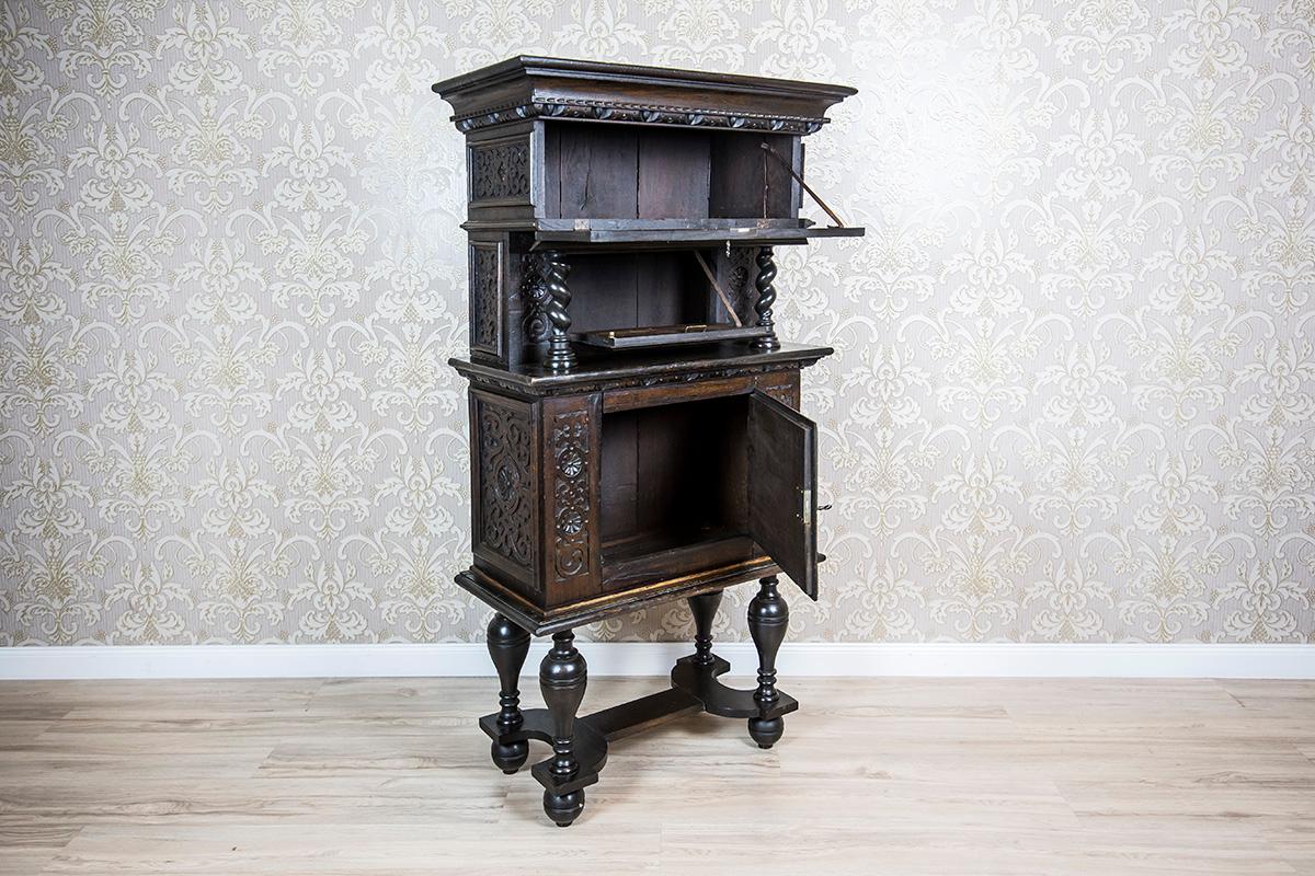 Antique, dark brown Oak Cabinet with Ornaments, ca. 1745 In Good Condition In Opole, PL