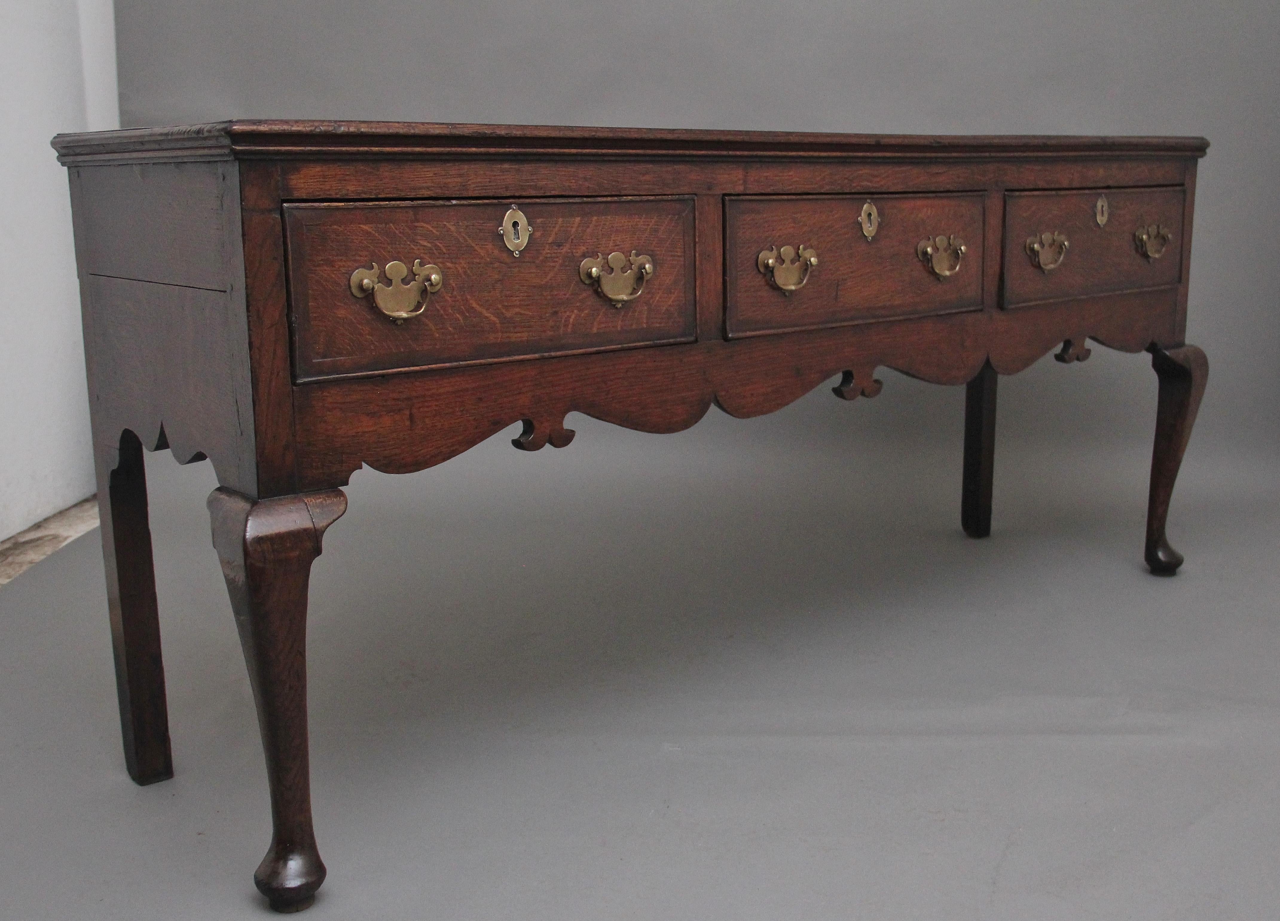 18th Century oak cabriole leg dresser base In Good Condition For Sale In Martlesham, GB