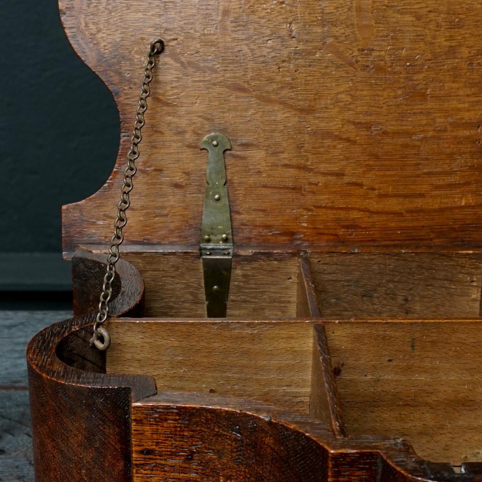 Boîte en forme de cartouche en chêne hollandais du 18ème siècle avec clé en vente 8