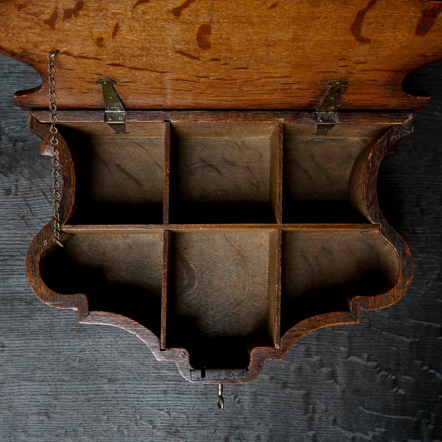 Boîte en forme de cartouche en chêne hollandais du 18ème siècle avec clé en vente 9