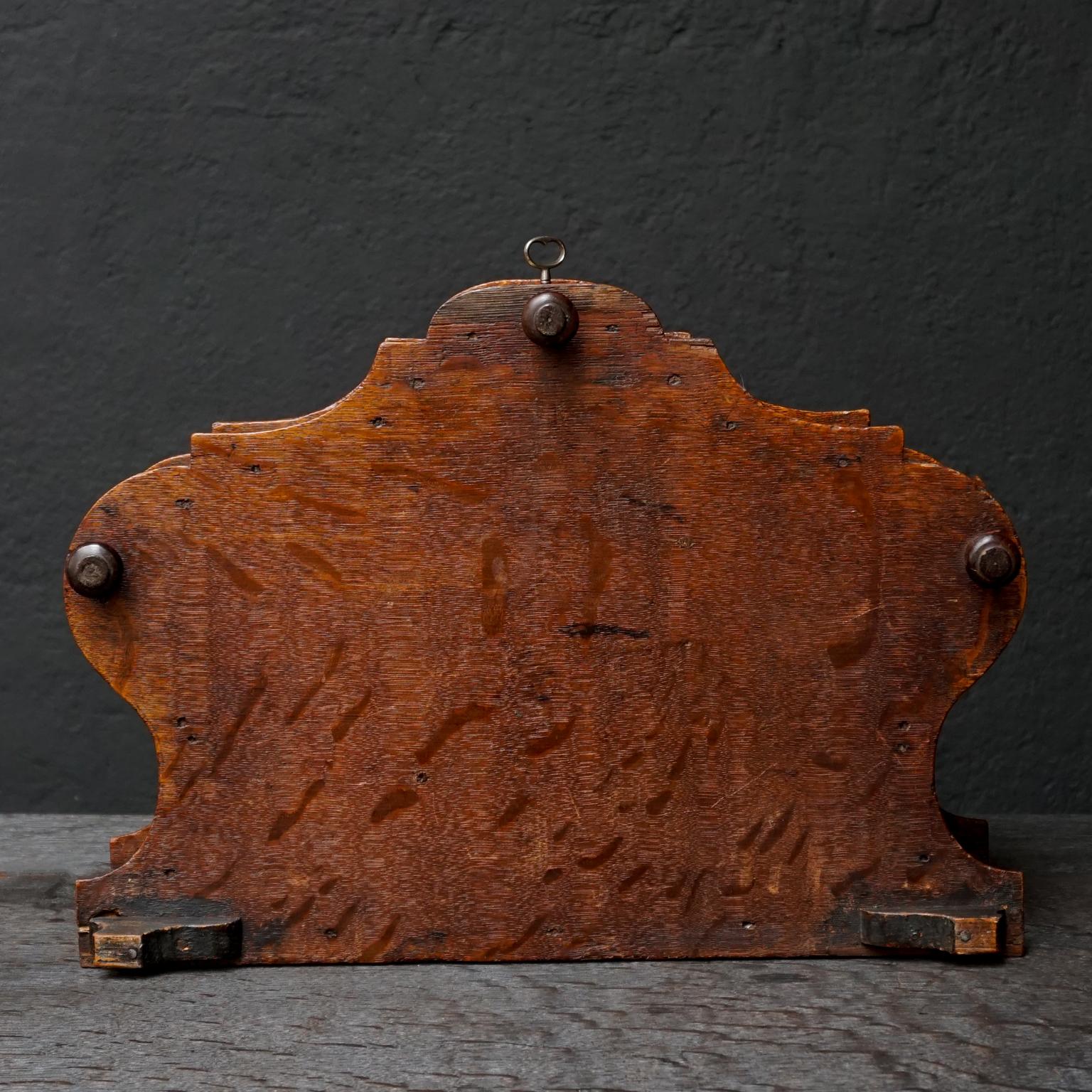 Boîte en forme de cartouche en chêne hollandais du 18ème siècle avec clé en vente 11