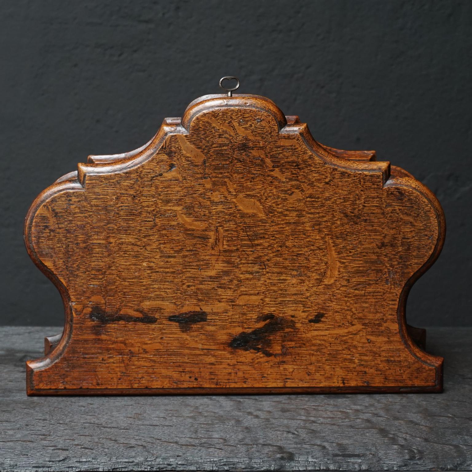 Boîte en forme de cartouche en chêne hollandais du 18ème siècle avec clé en vente 13