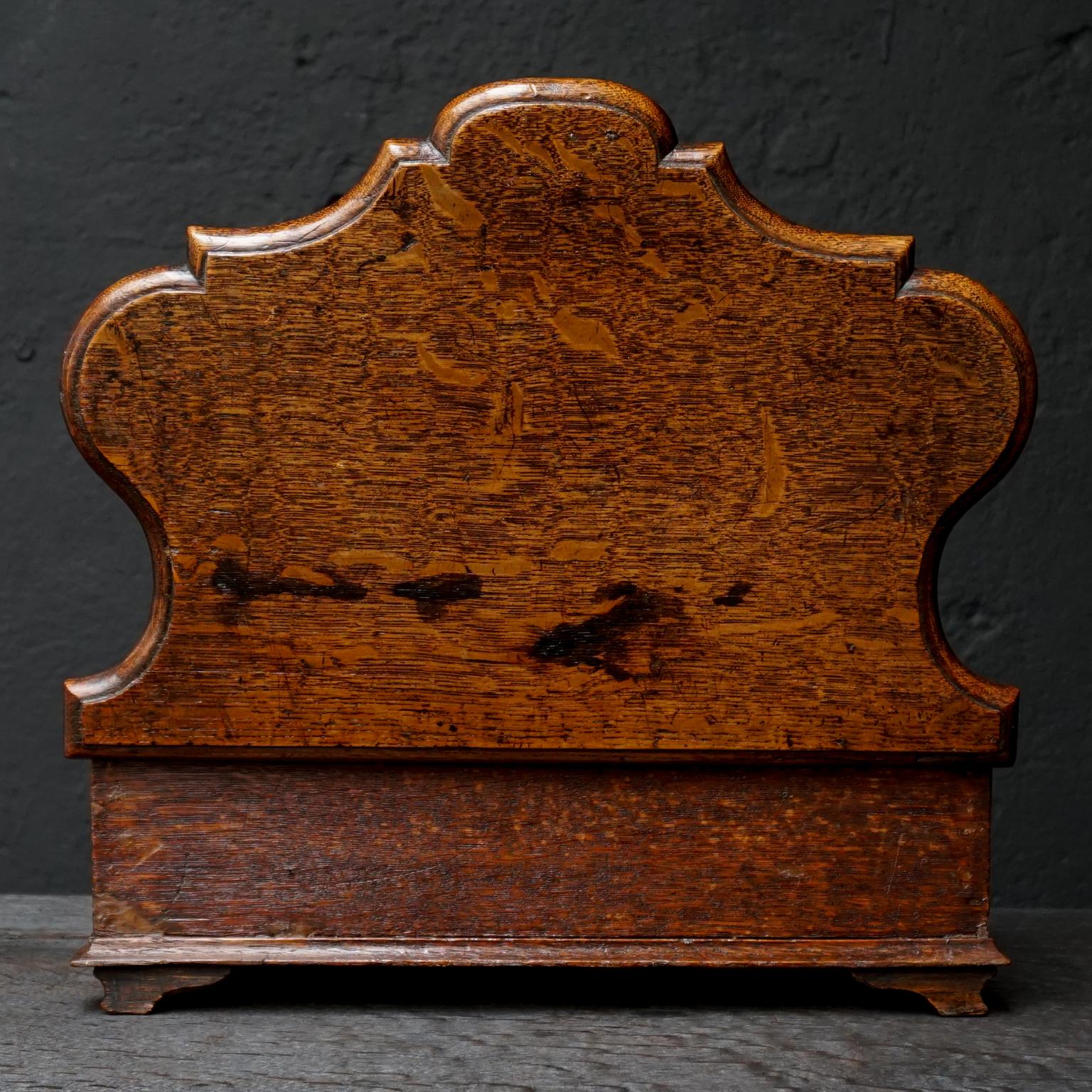 Boîte en forme de cartouche en chêne hollandais du 18ème siècle avec clé en vente 4
