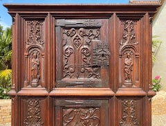Buffet/Armoire gothique en chêne sculpté du 18ème siècle