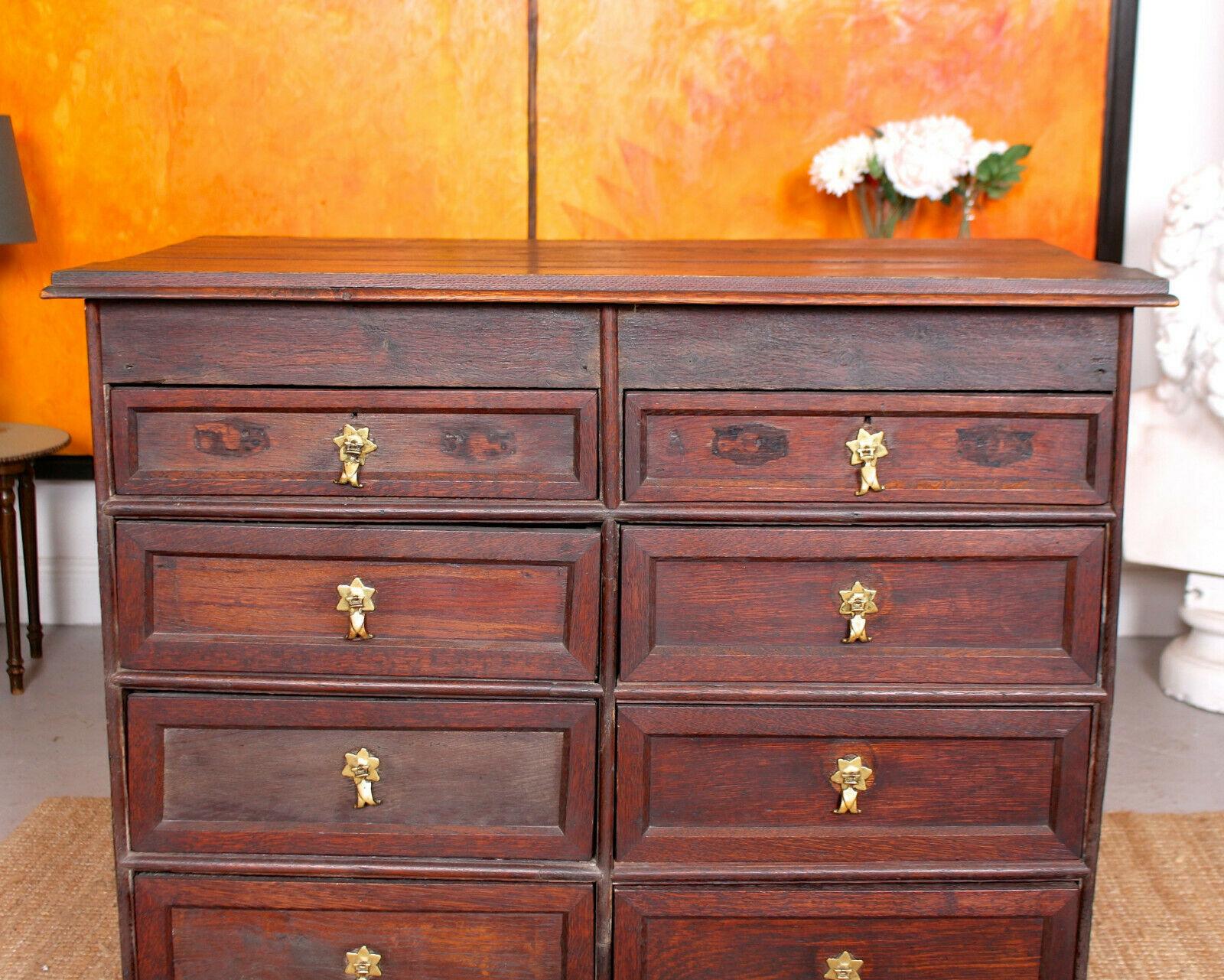 English 18th Century Oak Chest of Drawers For Sale