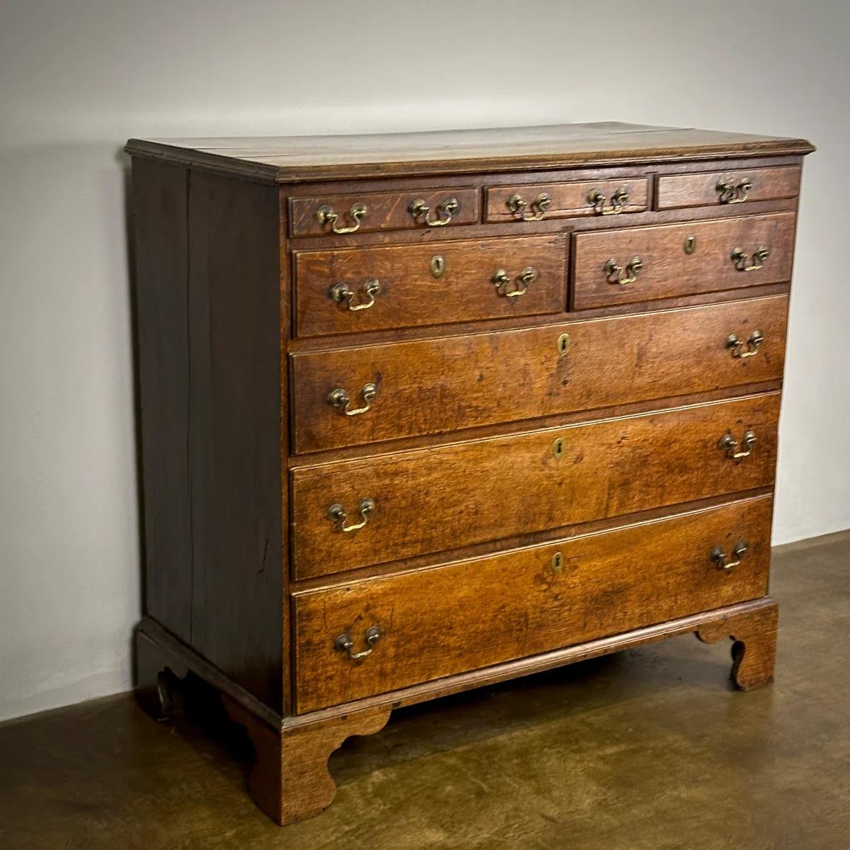 English 18th Century Oak Chest of Drawers For Sale
