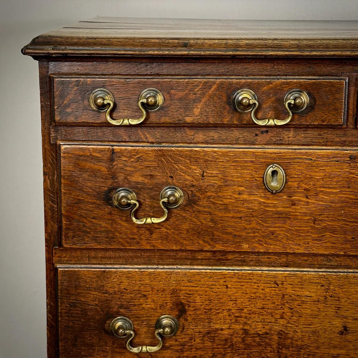 18th Century Oak Chest of Drawers For Sale 3