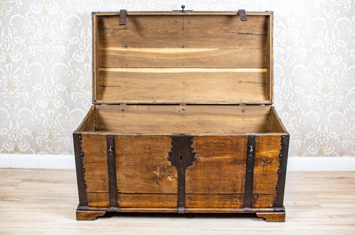 18th-Century Oak Chest with Iron Fittings In Good Condition In Opole, PL