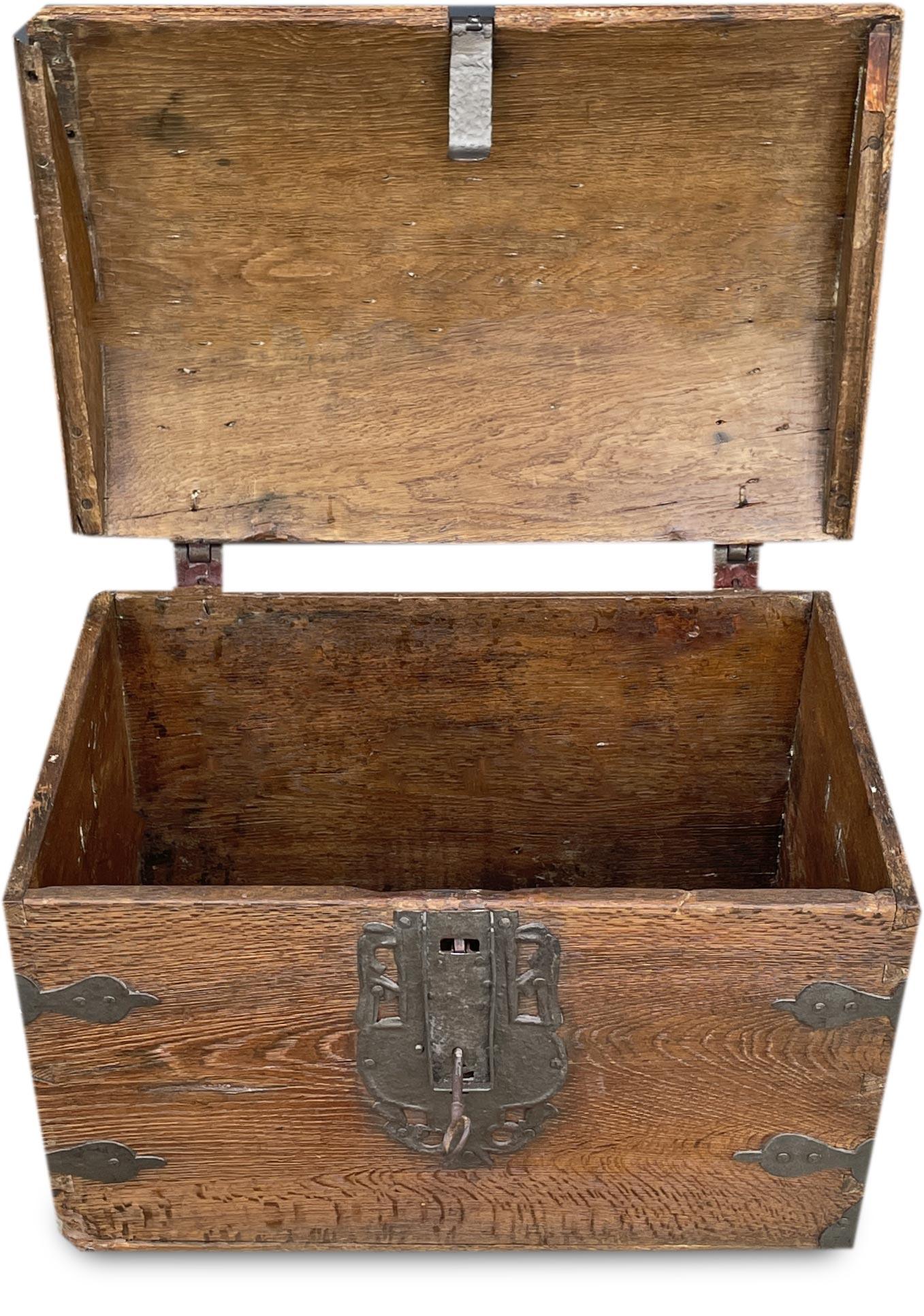 18th Century Oak Chest with Wrought Iron In Good Condition For Sale In Albignasego, IT