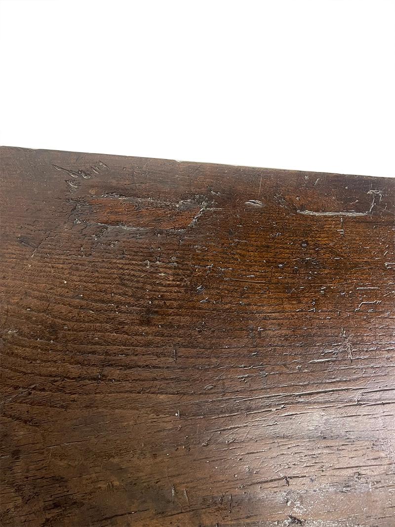 18th century oak coffee table For Sale 7