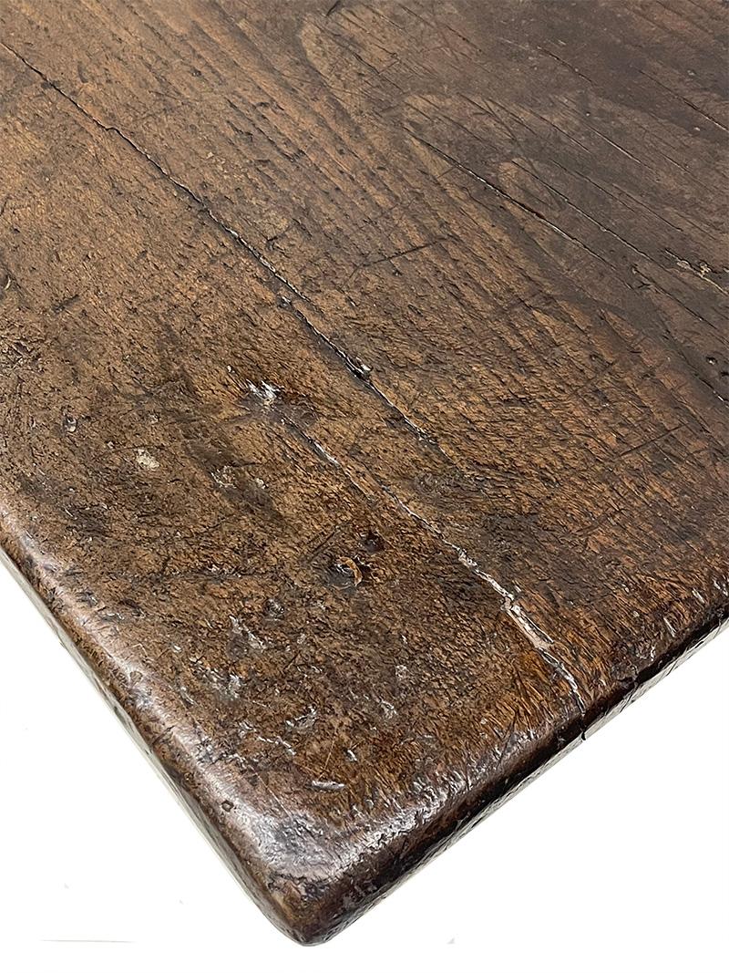18th century oak coffee table For Sale 9