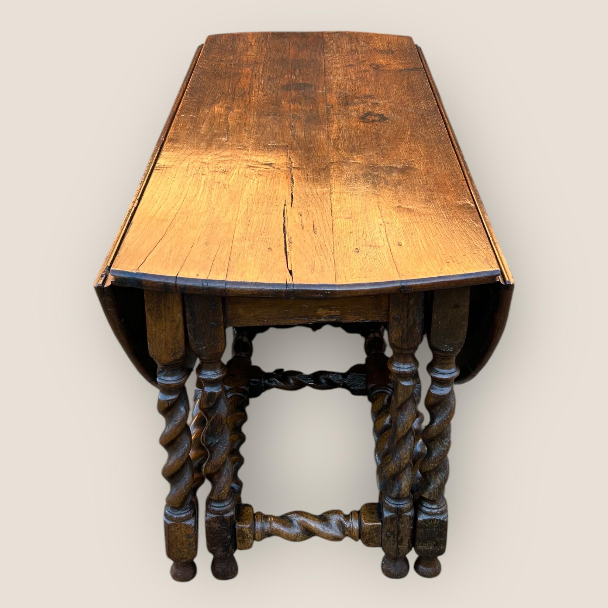 Table de salle à manger en chêne du 18e siècle et plus tard. Restaurée et prête à l'emploi, elle donne un air de campagne à n'importe quelle maison. Cette table Gateleg est de forme ovale et possède des pieds et des supports à peine torsadés. Les