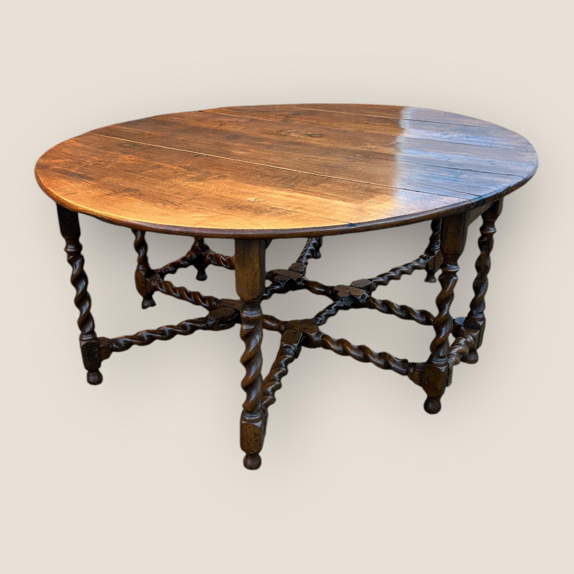 Sculpté Table de salle à manger à deux pieds en Oak du 18e siècle en vente