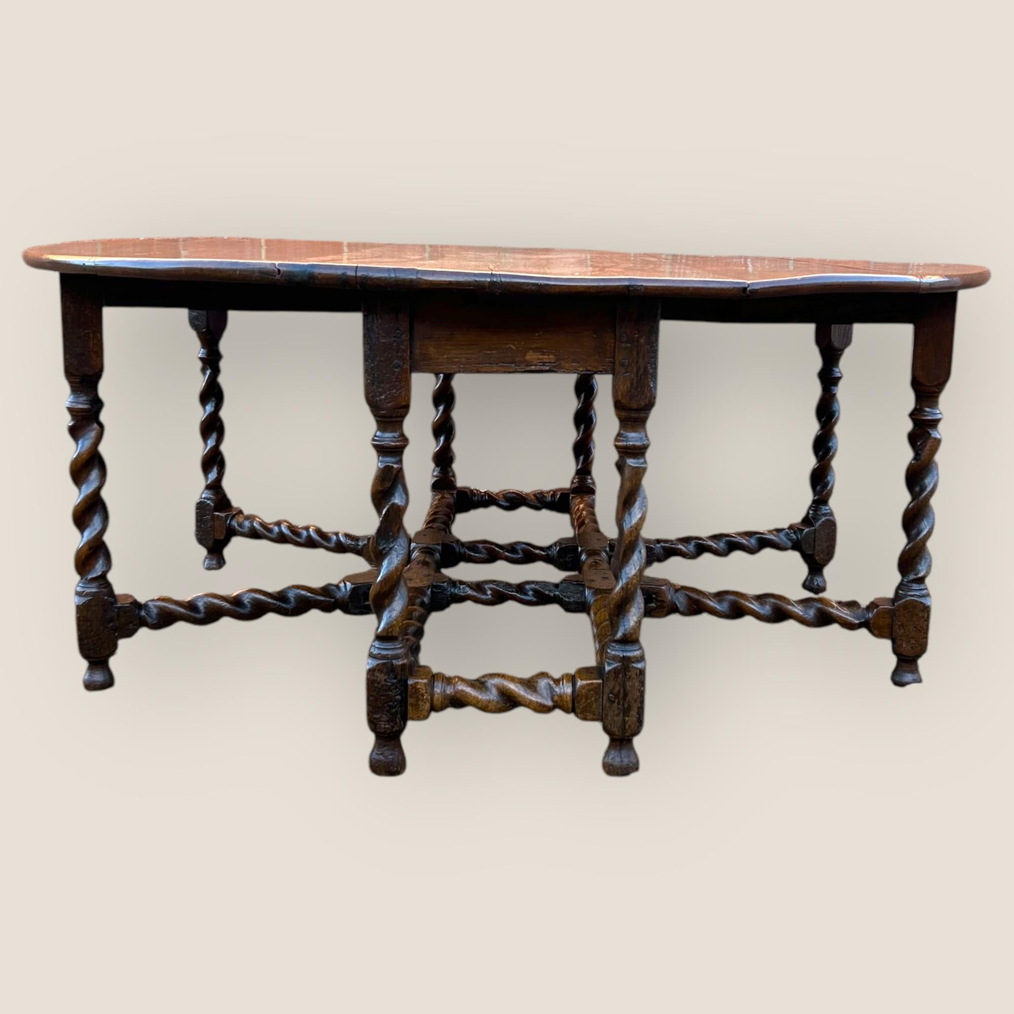 XVIIIe siècle et antérieur Table de salle à manger à deux pieds en Oak du 18e siècle en vente