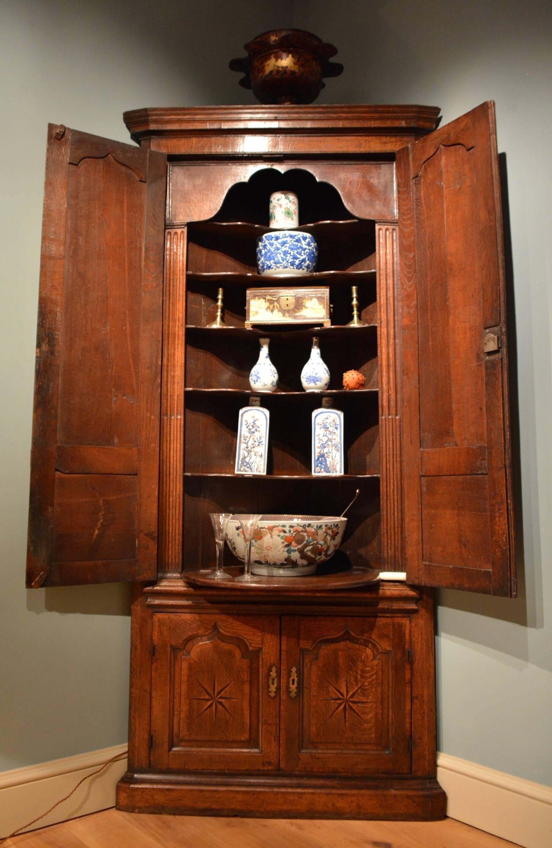 18th Century Oak Double Height Standing Corner Cupboard In Good Condition For Sale In Salisbury Wiltshire, GB