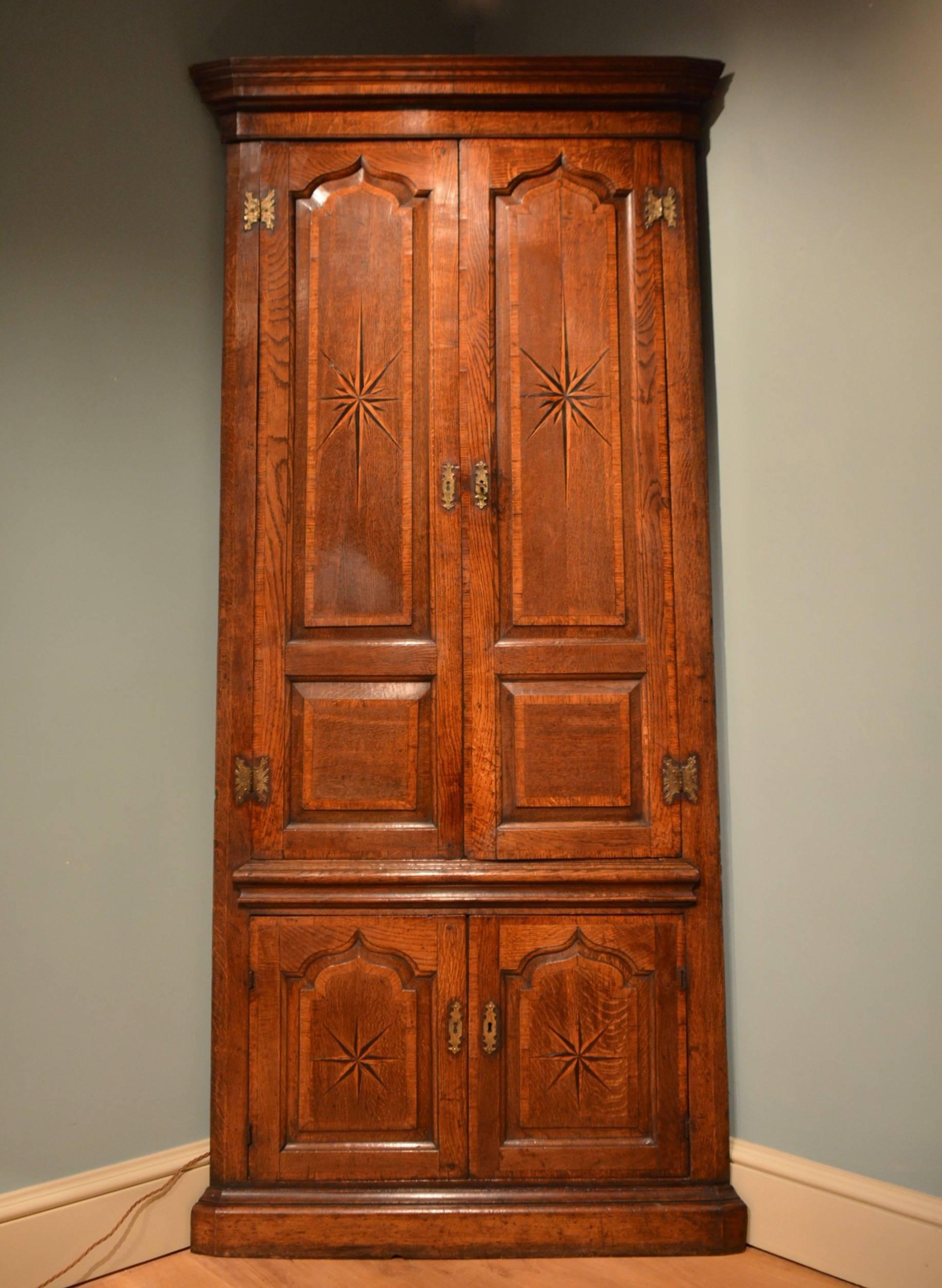 18th Century Oak Double Height Standing Corner Cupboard (Messing) im Angebot