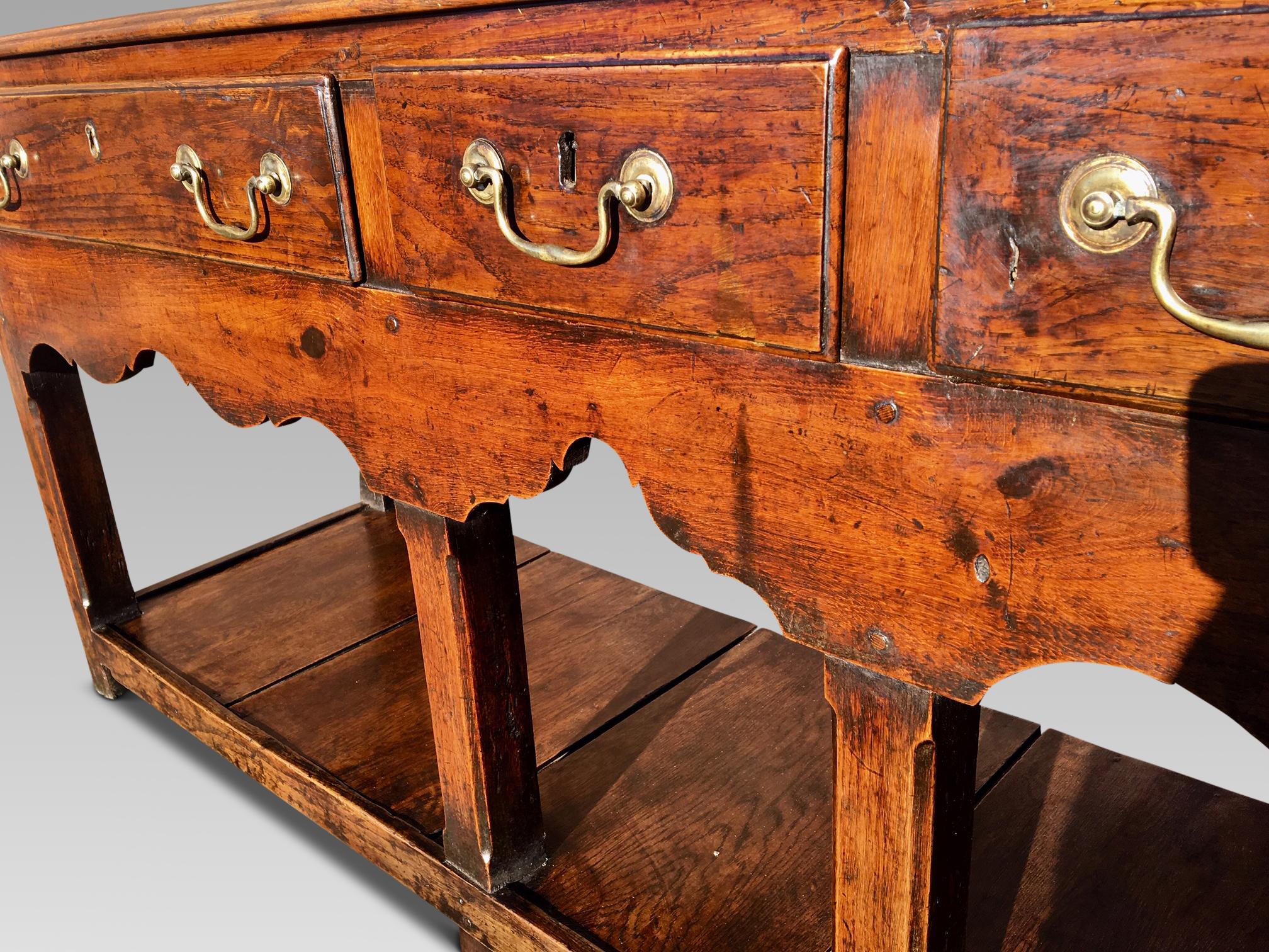 Georgian oak dresser base. British, circa 1780.
A most attractive and compact oak dresser dating from the late 18th century.
This delightful antique dresser has a superb color and patina with good
Original brass swan neck handles. Attractive pot