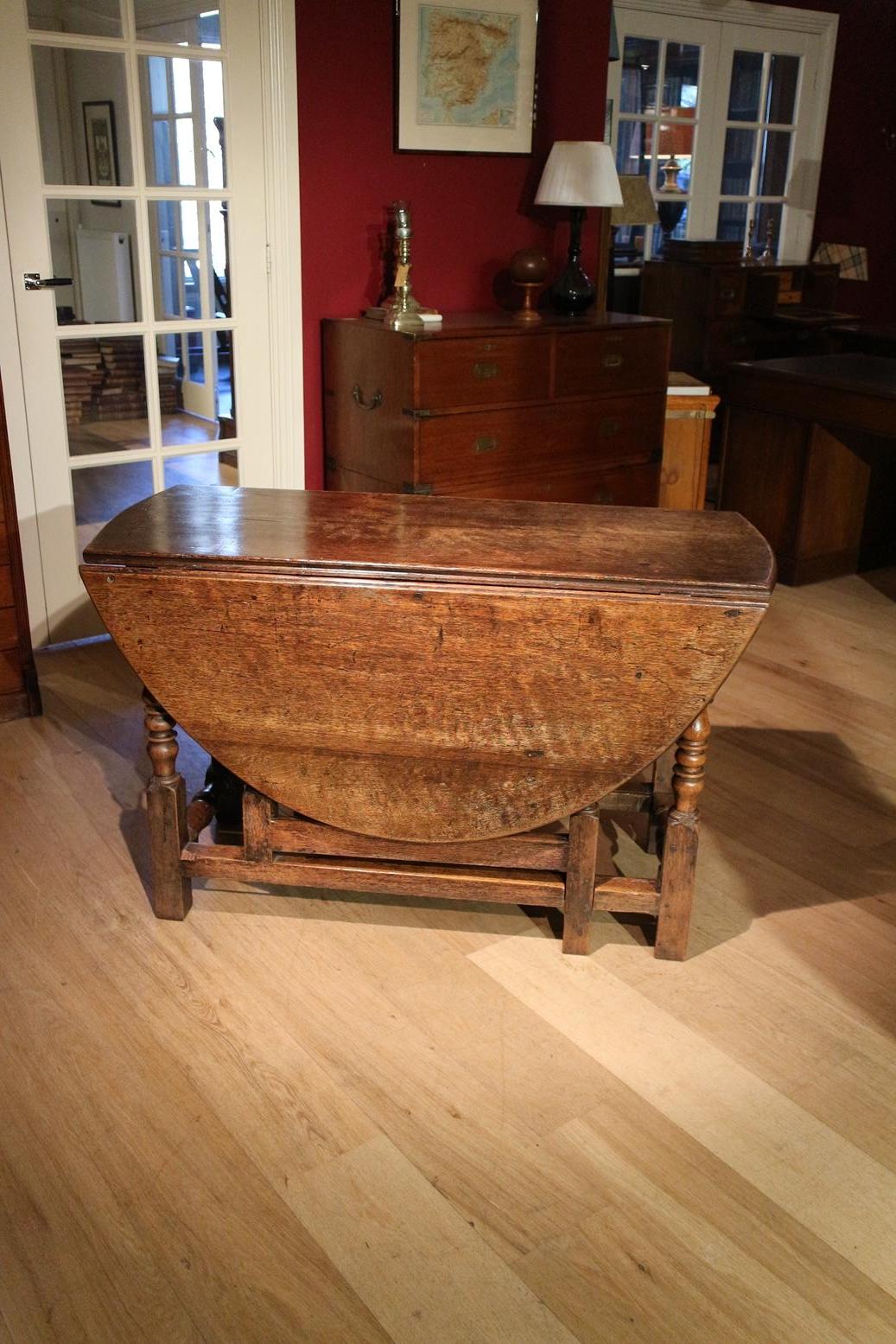Beautiful antique oak 18th century drop leaf table, 1 drawer, in good and original condition. Good to use as a small dining room, breakfast table or as a side table 
Origin: England
Period: 18th Century
Size 122 x 148 x H 75.