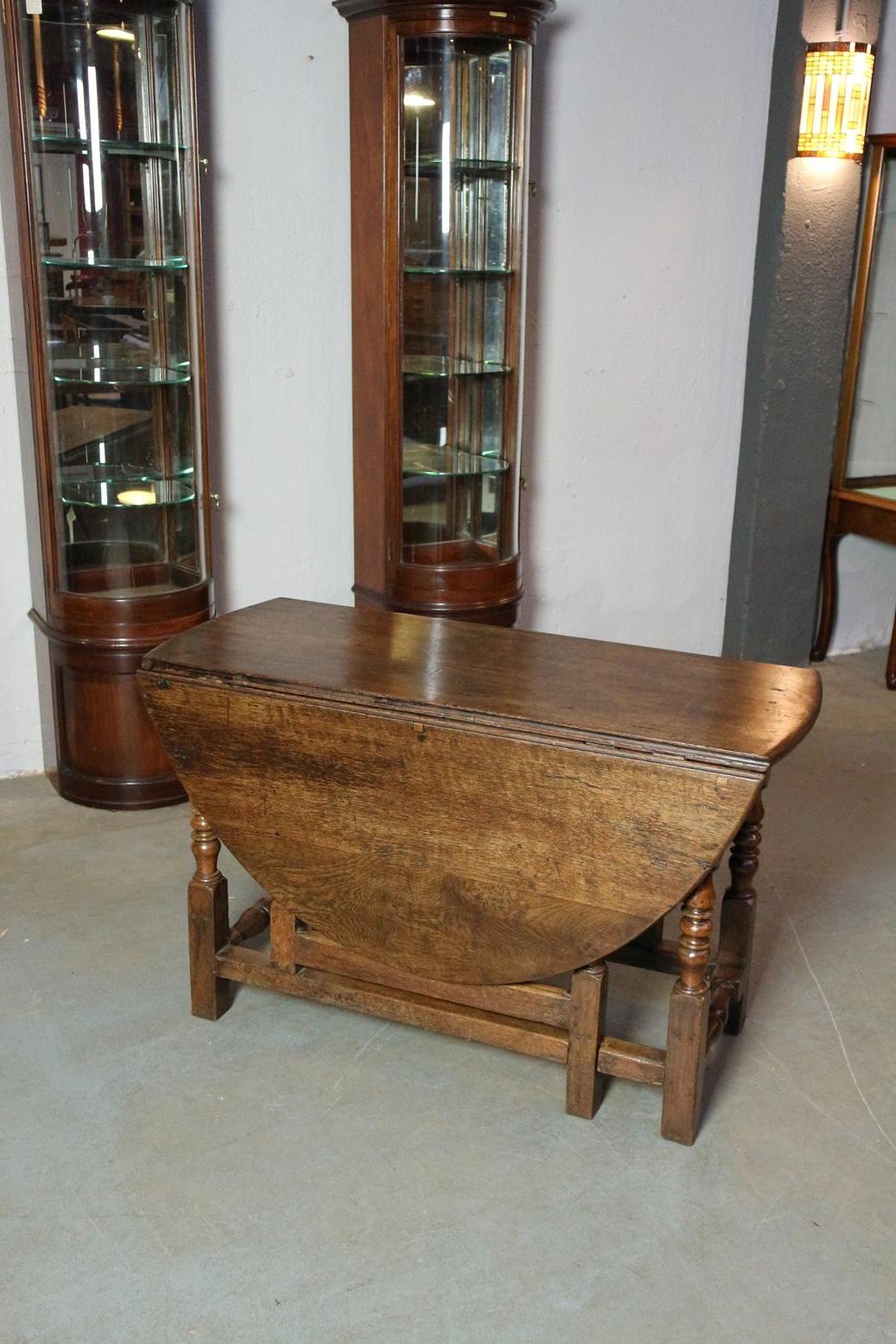 Beautiful antique oak 18th century drop leaf table, 1 drawer, in good and original condition. Good to use as a small dining room, breakfast table or as a side table 
Origin: England
Period: 18th Century
Size 122 x 148 x H 75.
