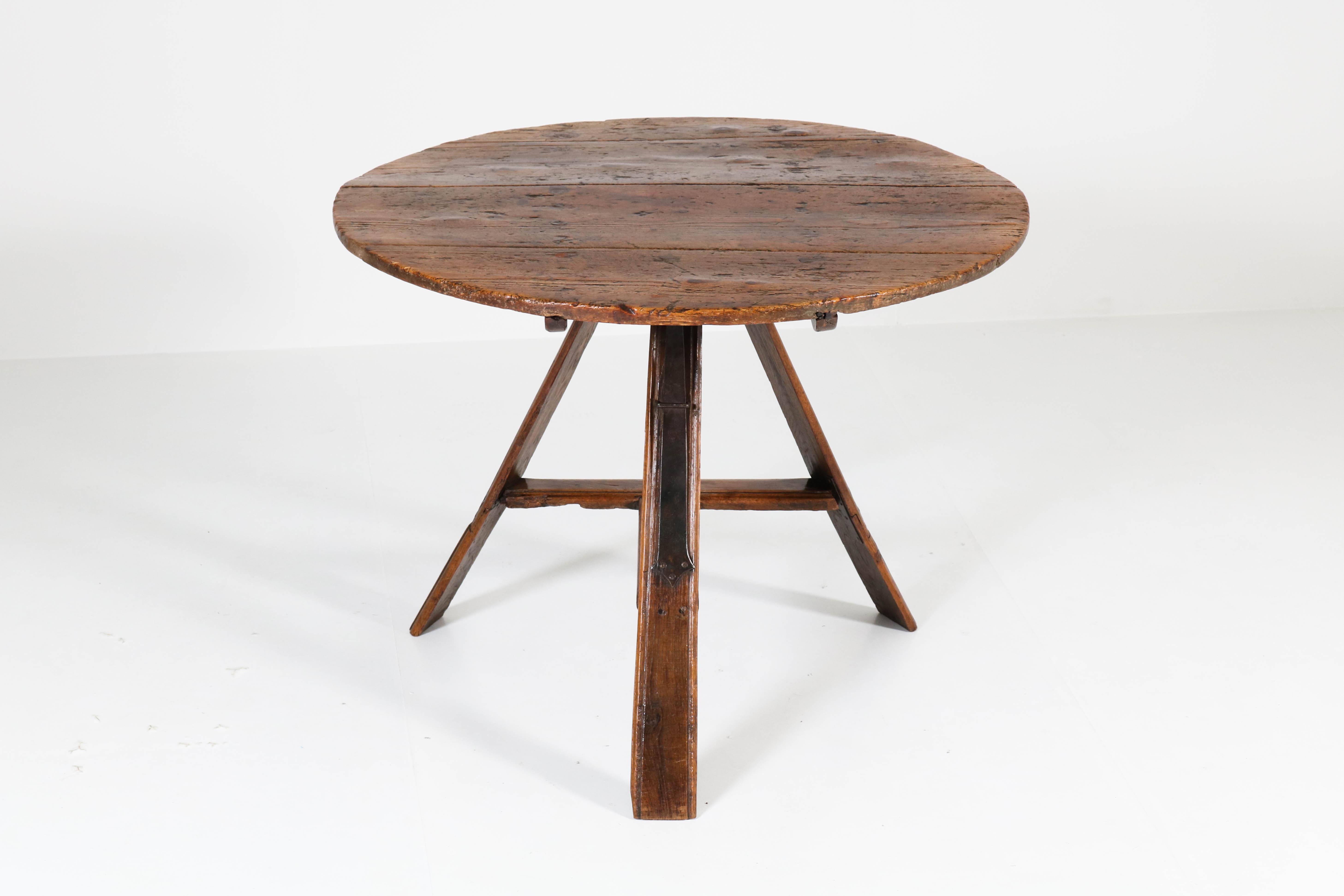 Wonderful 18th century Dutch Provincial tilt-top table.
Original solid oak top with the original base.
Typical Dutch so called Flap aan de Wand table.
Two of the three legs have old restorations, see image 7.
In good condition with minor wear
