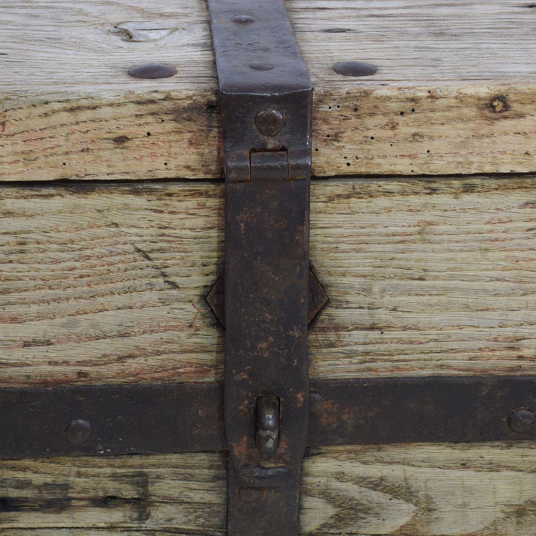 Cassaforte francese in rovere del XVIII secolo A. Silver in vendita 3