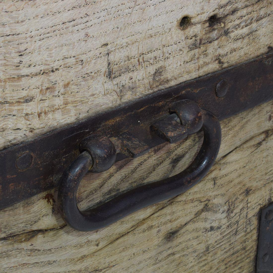 Cassaforte francese in rovere del XVIII secolo A. Silver in vendita 6