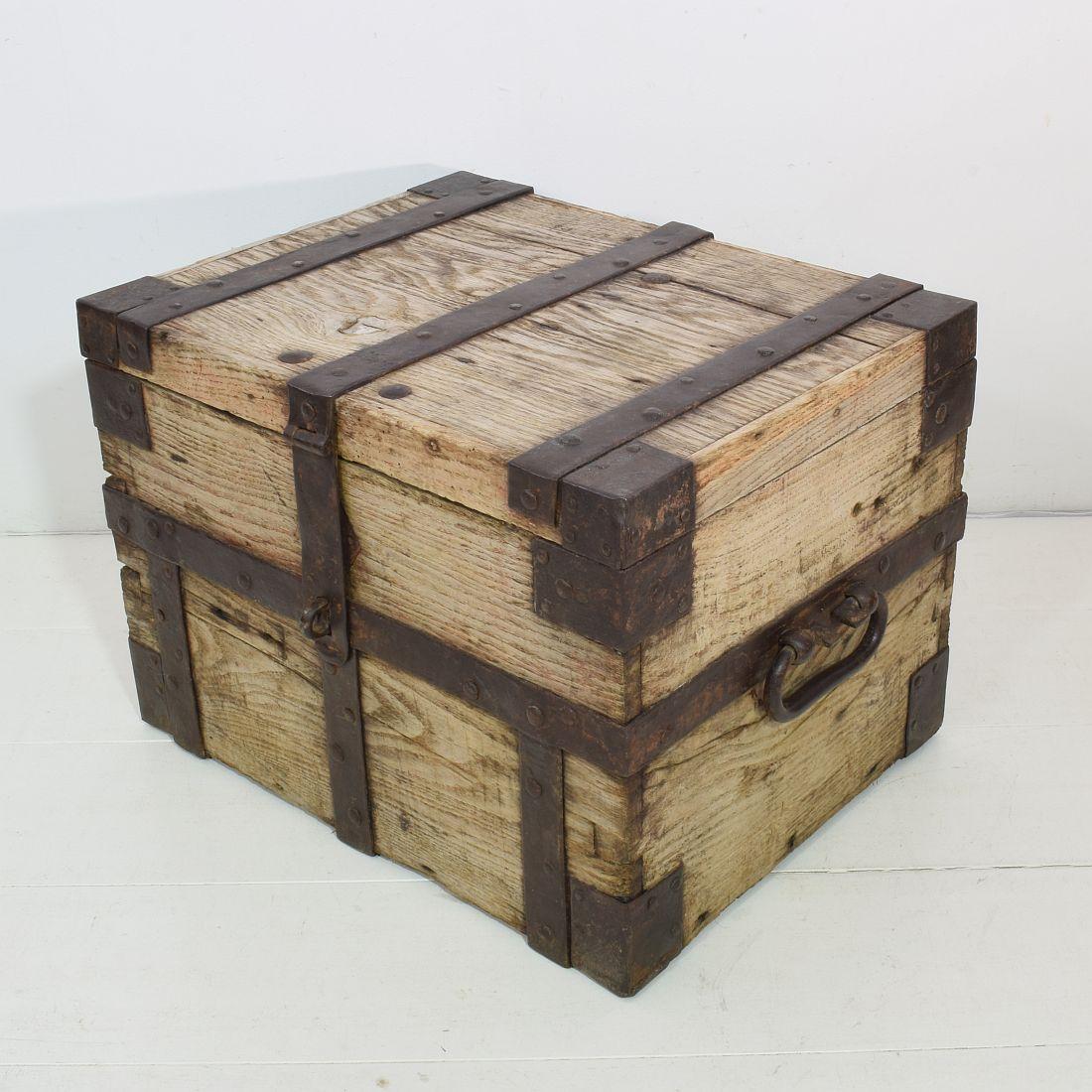 Bellissima cassapanca d'argento fatta a mano in Oak. Veniva realizzato per contenere oggetti di valore come monete d'argento, Jewell o mappe. Questo era il precursore della moderna cassaforte. A causa della sua età, è molto rovinato dalle