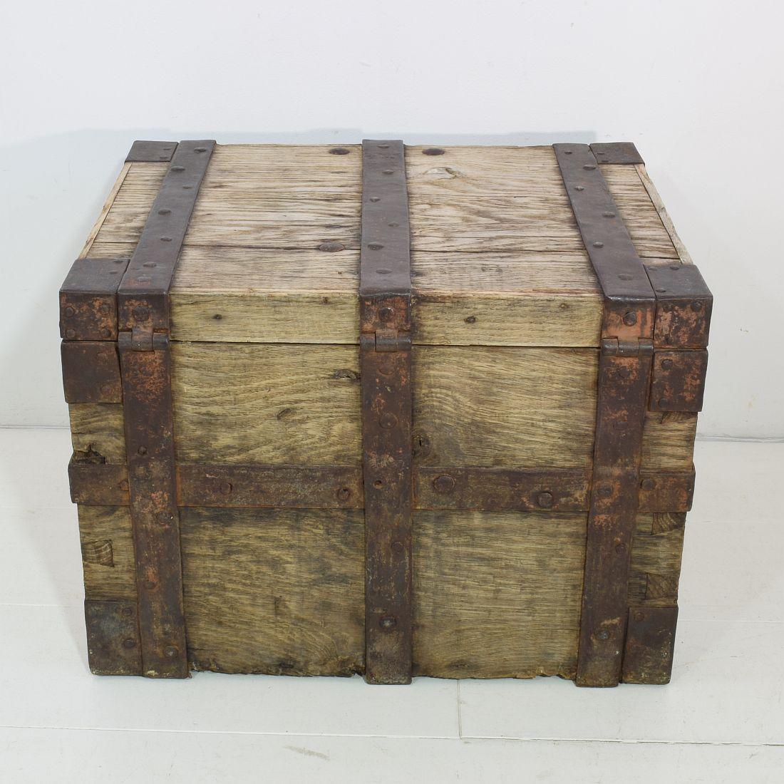 18th Century Oak French Silver Chest Strongbox In Good Condition For Sale In Buisson, FR