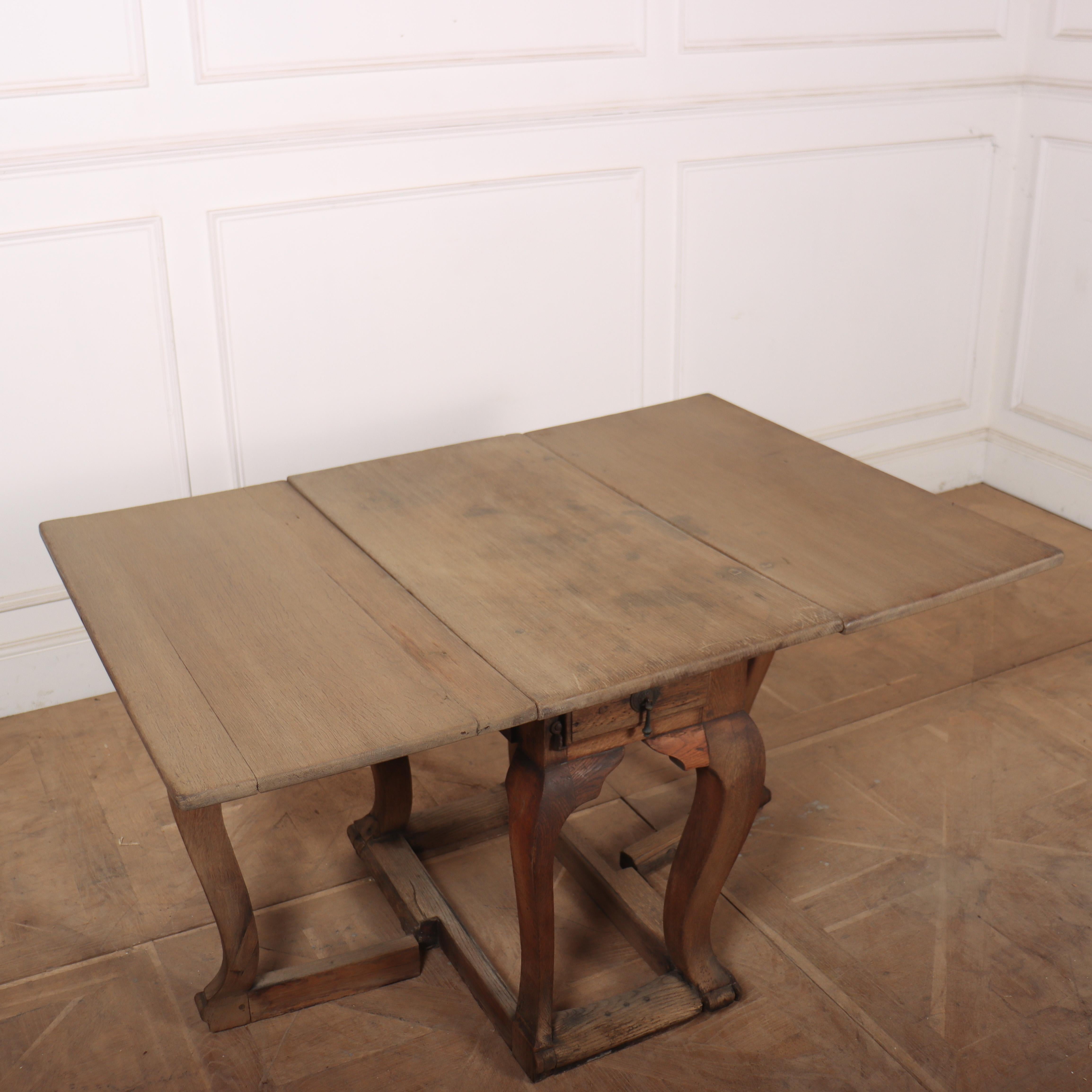 Ungewöhnlicher holländischer Eichenholztisch aus dem 18. Jahrhundert mit zwei Schubladen. Schöner trockener Abgang. 1760.

Die Breite mit aufgestellten Blättern beträgt 50