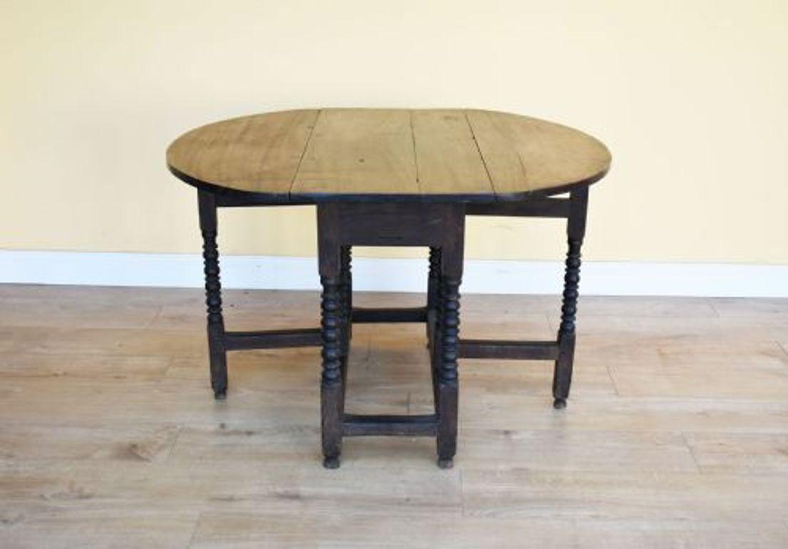 Nous proposons à la vente une table de bonne qualité du XVIIIe siècle. Les deux extrémités sont soutenues par des pieds tournés au fuseau. Cette pièce est en bon état d'origine, idéale pour un petit chalet.

Largeur : 36.75
