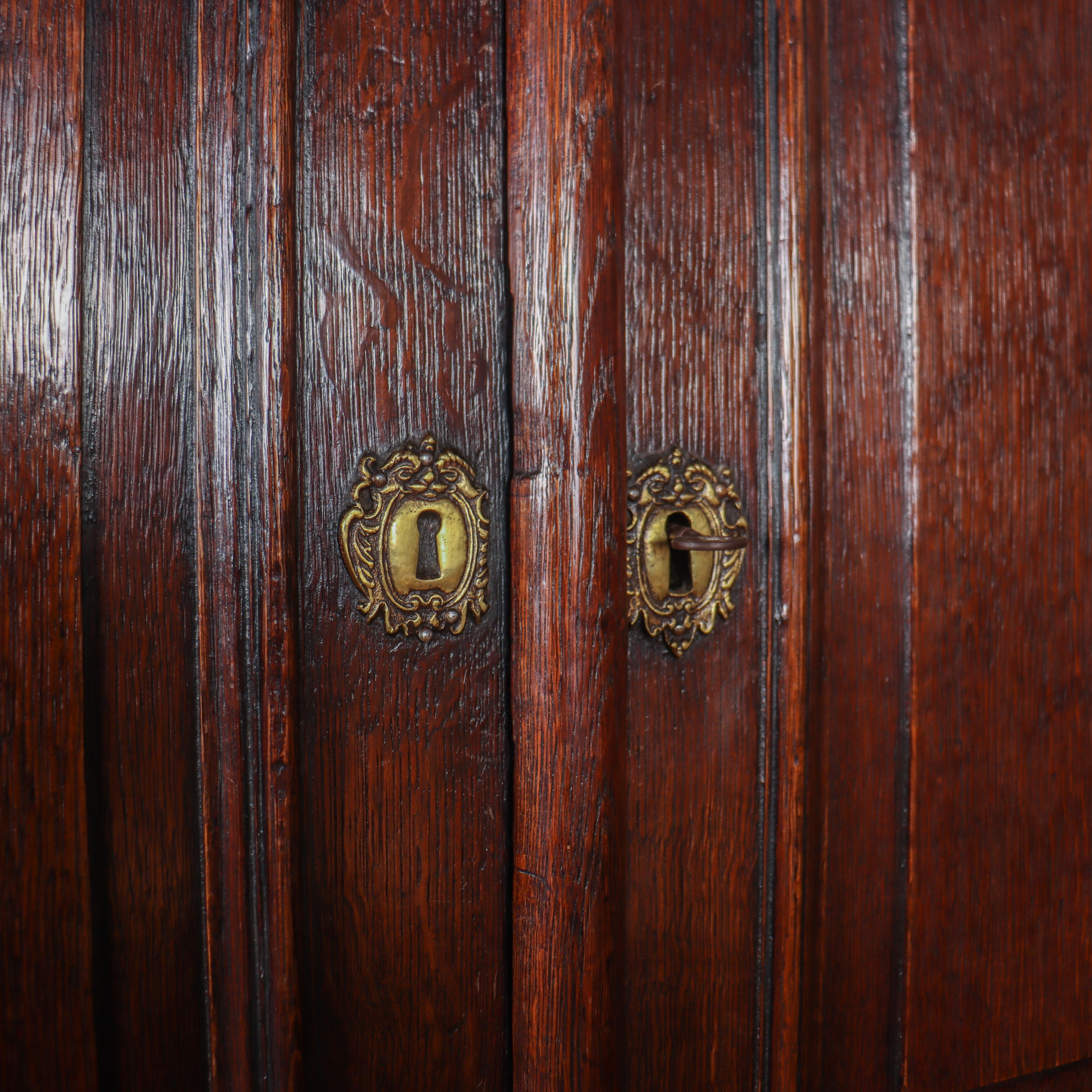 18th Century Oak Hall Cupboard In Good Condition For Sale In Leamington Spa, Warwickshire