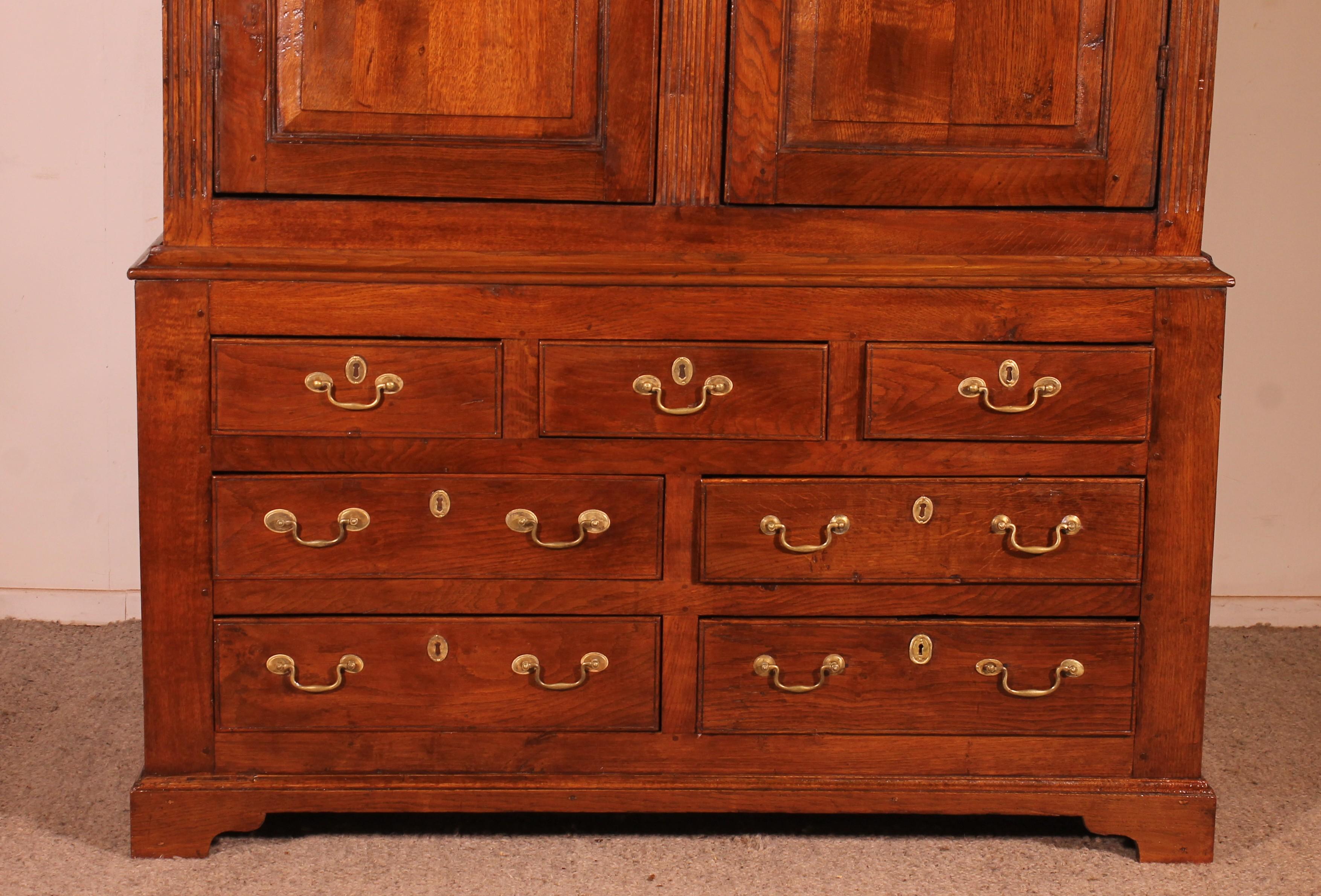 un'elegante pressa per lino in legno di Oak del XVIII secolo
. Questo splendido stipo o armadio per la biancheria è composto da una parte inferiore con sette cassetti e da una parte superiore con due ante.
Le due porte presentano una bellissima