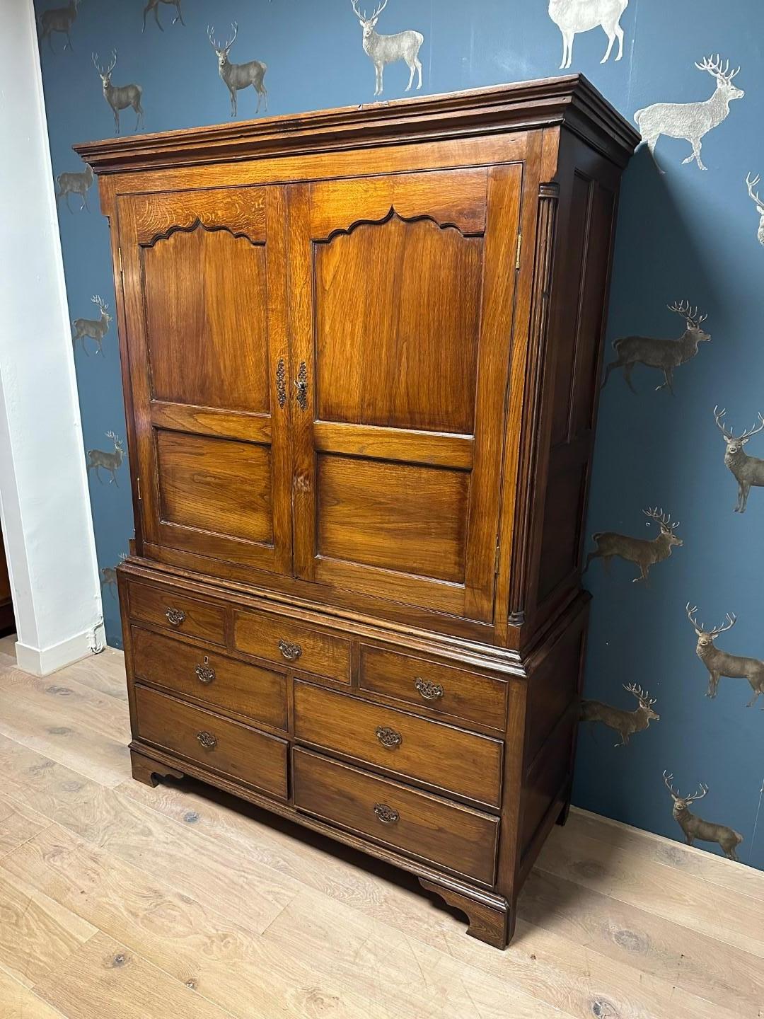 Georgian 18th Century oak linen press For Sale