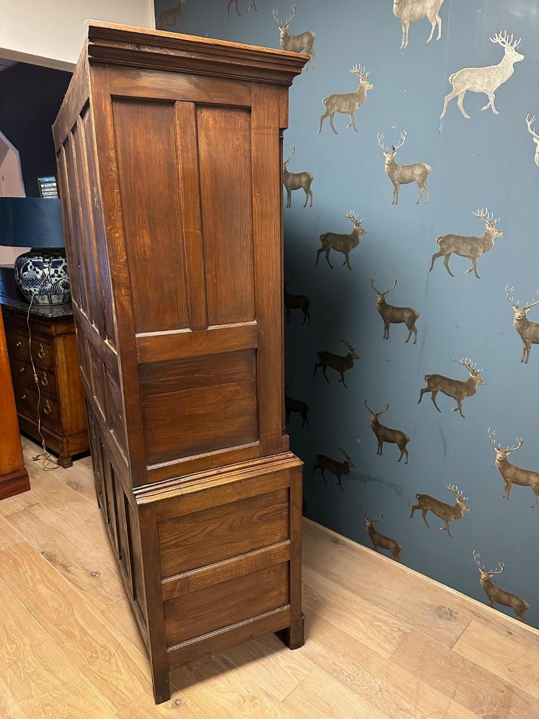 18th Century oak linen press In Good Condition For Sale In Eindhoven, NL