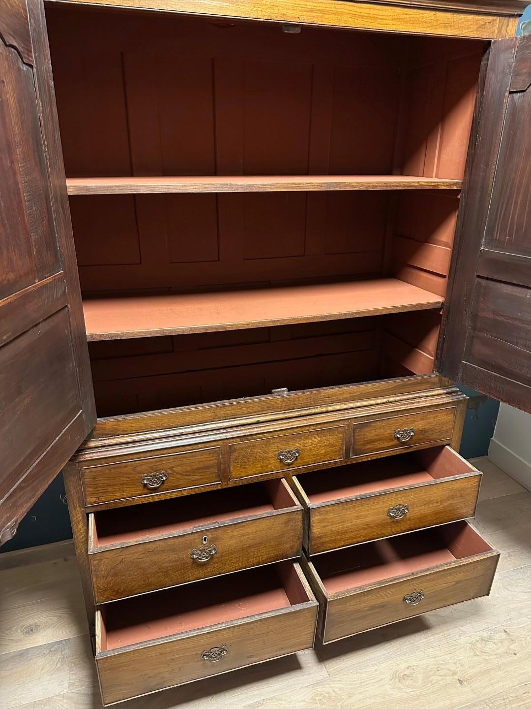 Oak 18th Century oak linen press For Sale
