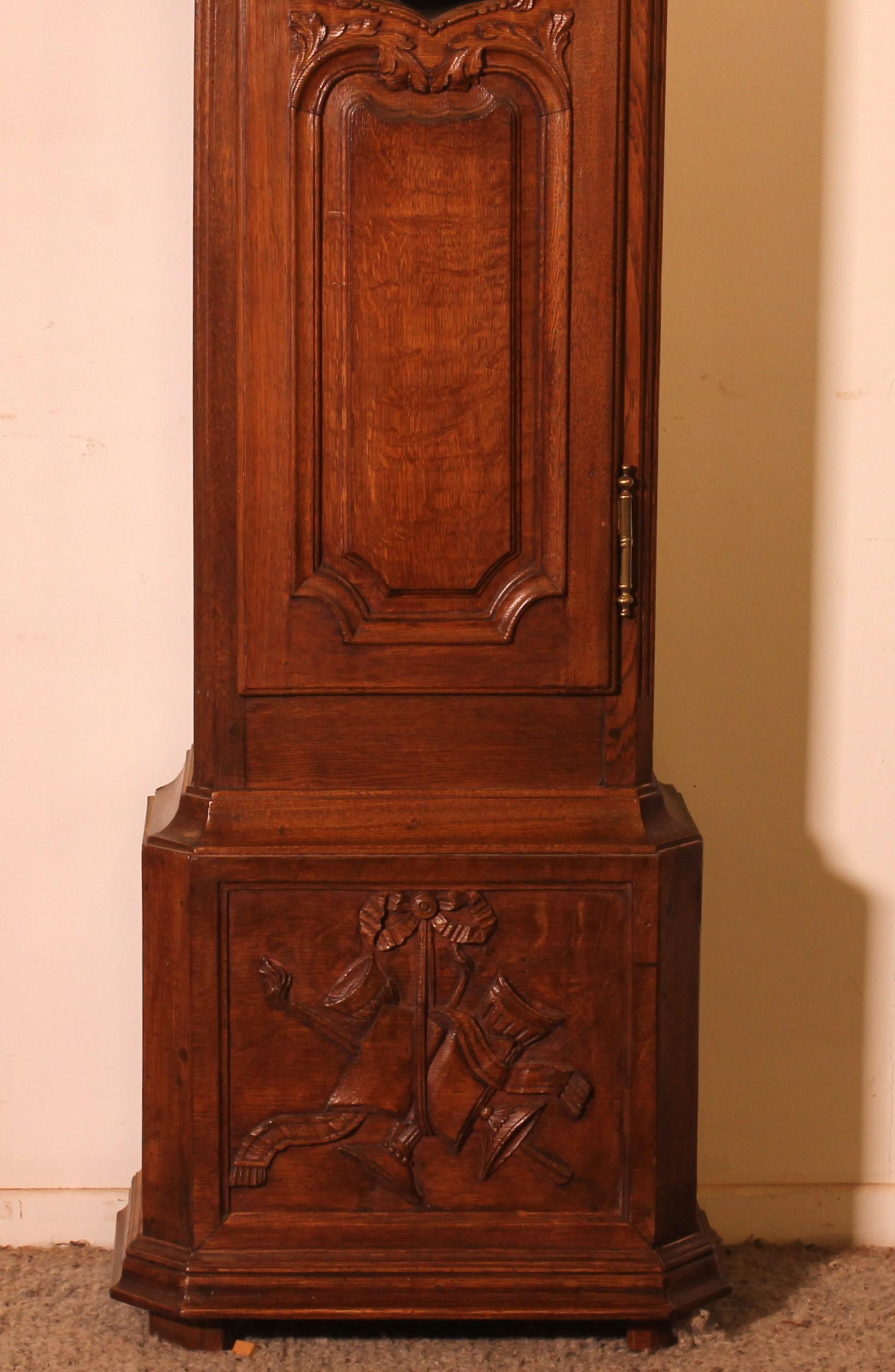 Superb 18th century oak floor clock from the city of namurNamur (belgium)

Very beautiful finely carved clock in superb condition with its original mechanism

Very beautiful dial of superb quality in pewter with a very beautiful pearling

In superb