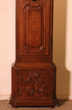 Reloj de caja larga de roble del siglo XVIII procedente de Bélgica