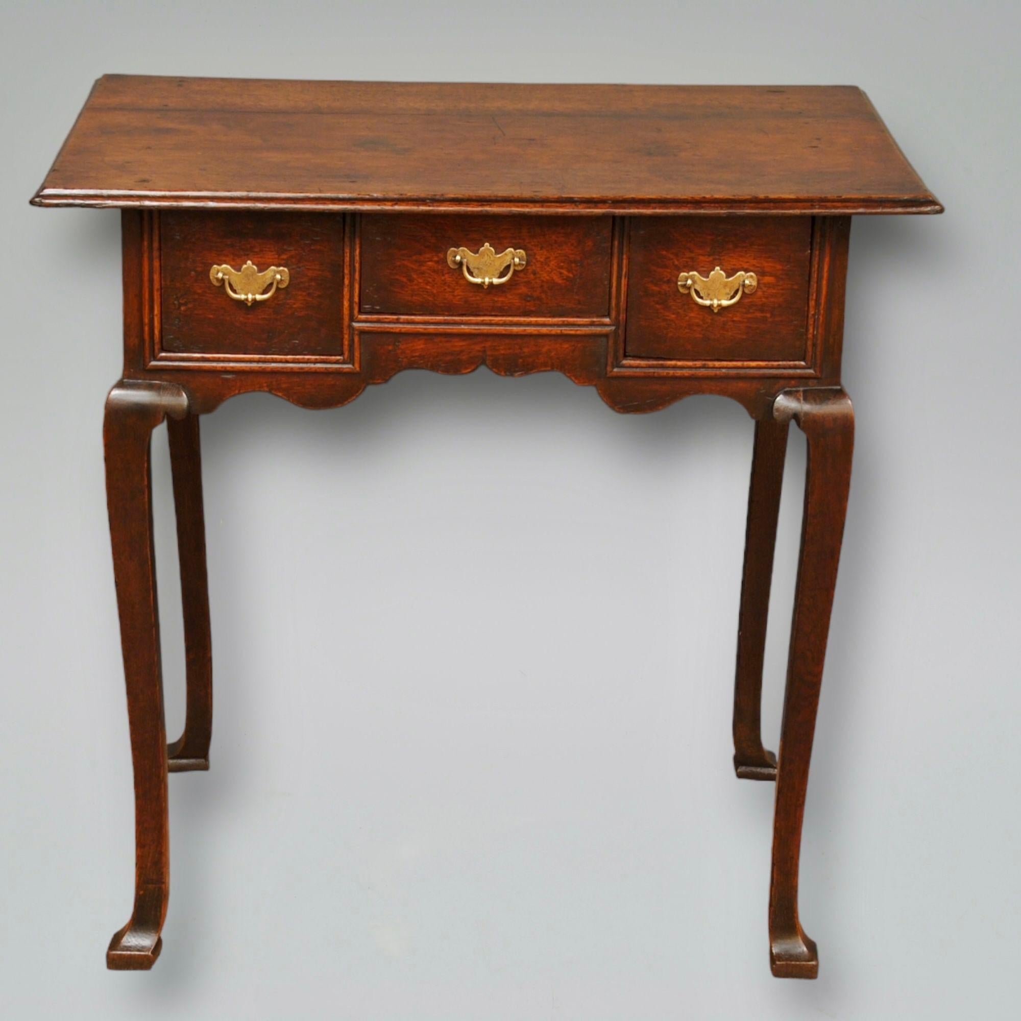 Ein großartiger Lowboy aus Eiche aus dem 18. Jahrhundert mit Cabriole-Beinen und originalen Messinggriffen.
Gute Farbe und Patina, um 1740.